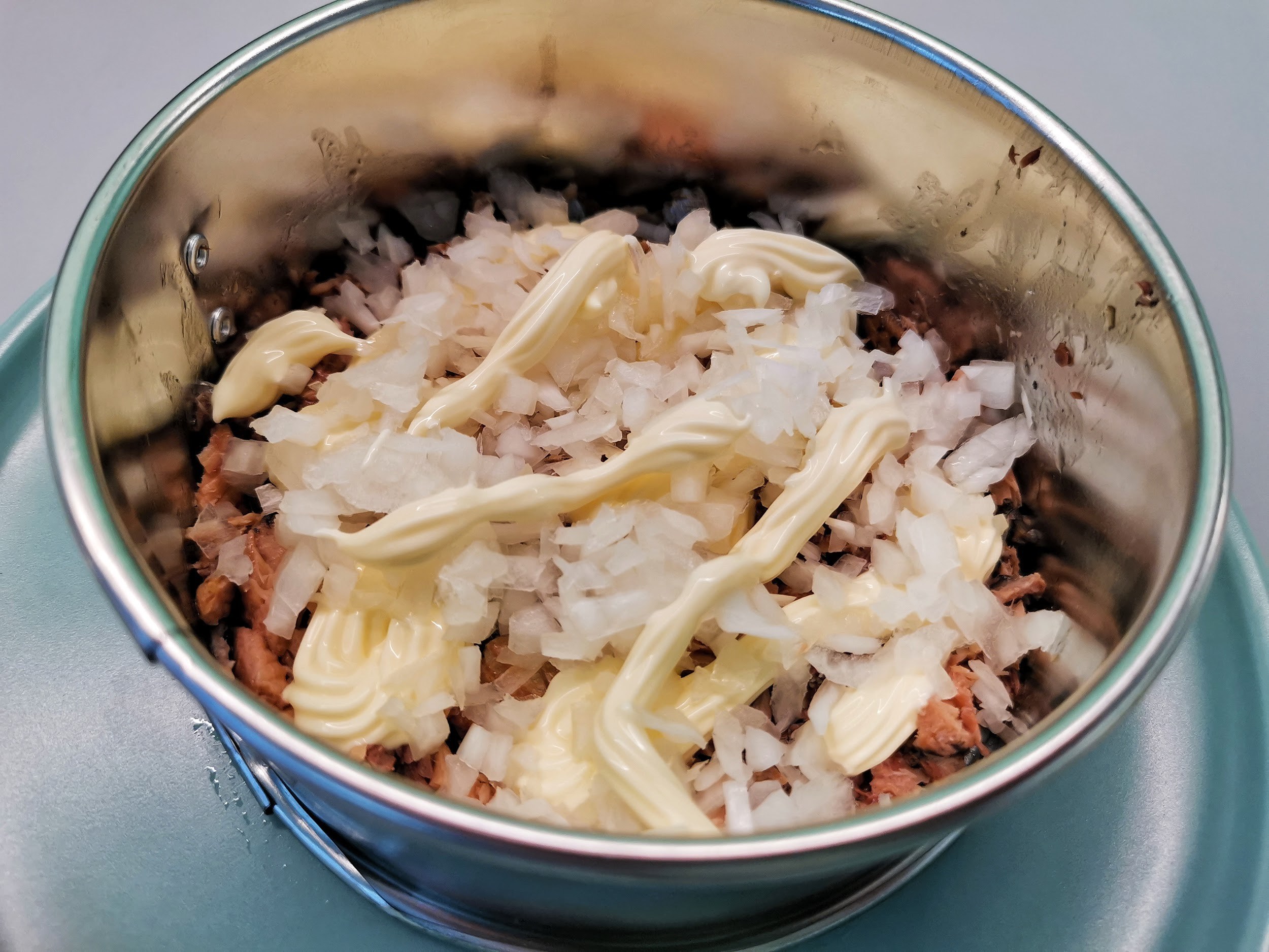 Салат Мимоза с лососем и сыром