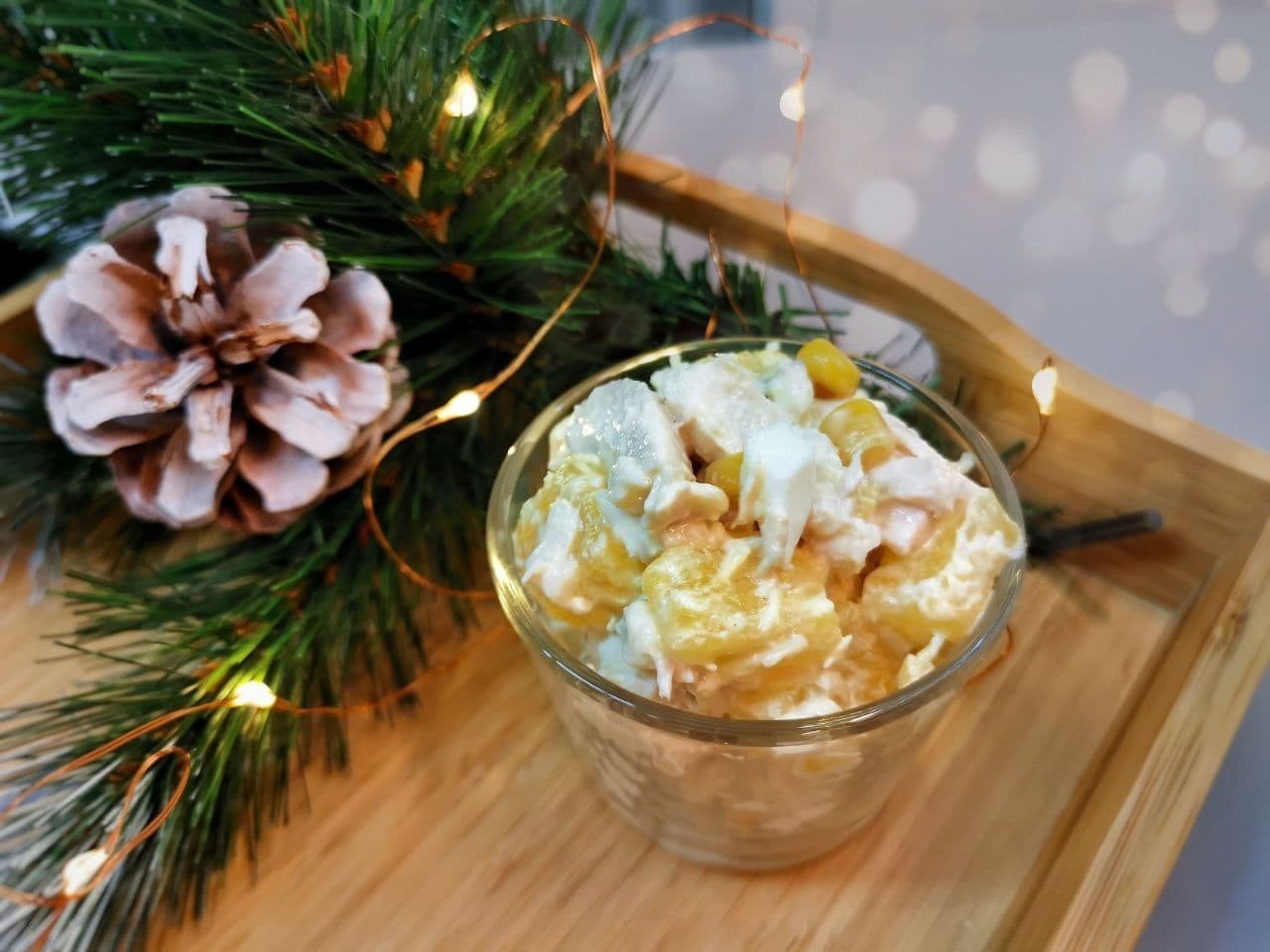 Салат с курицей, сыром и ананасами