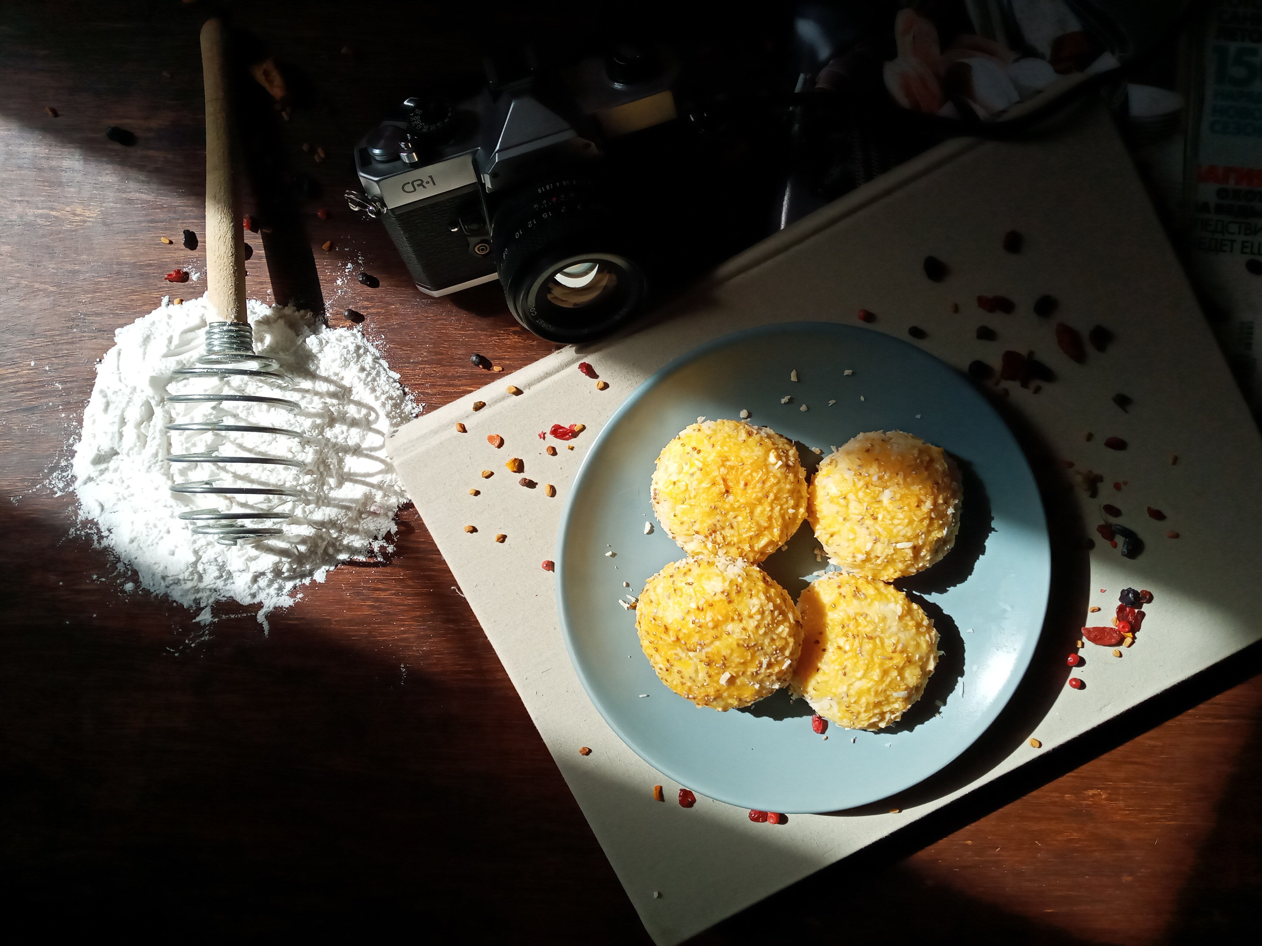 Вареные творожные шарики с сырной начинкой