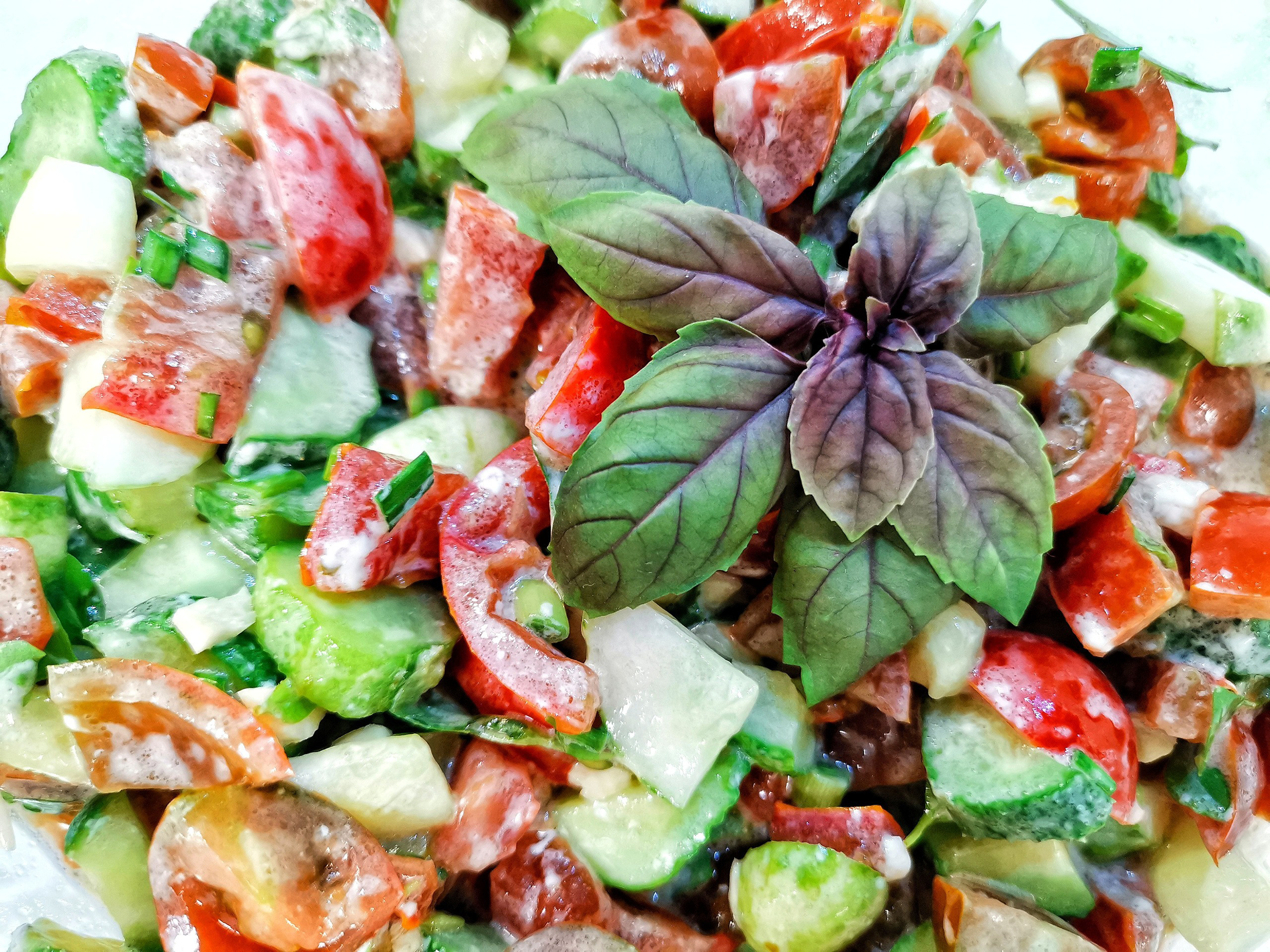 Летний овощной салат с базиликом и ткемали