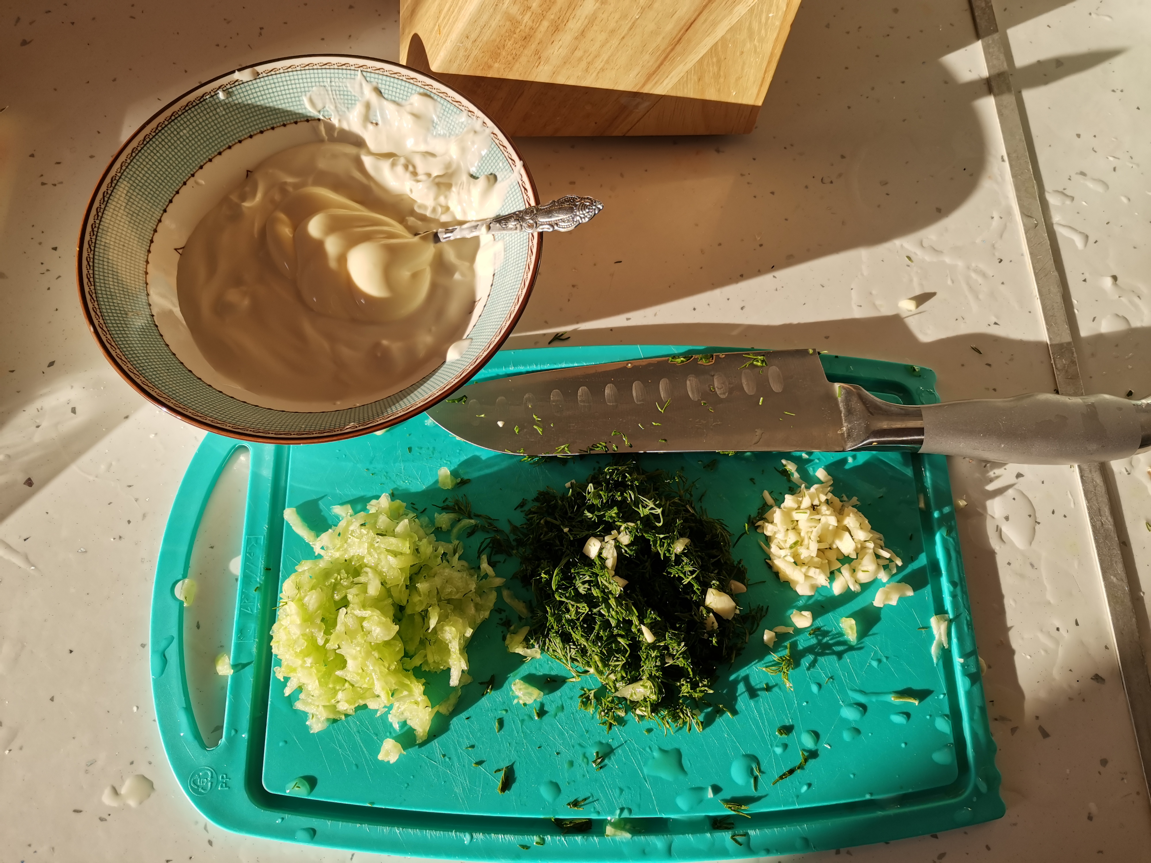 Огуречный соус с чесноком и сметаной: рецепт с фото