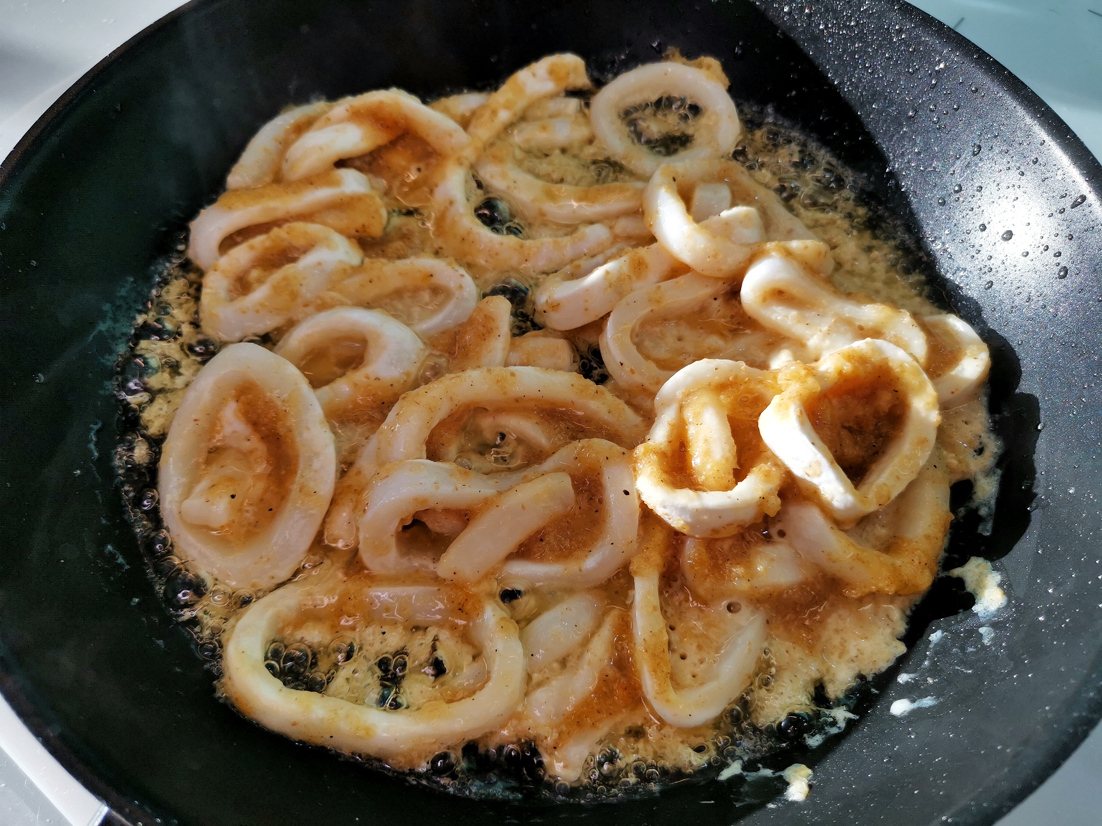 Замороженные кальмары в кляре. Кольца кальмара во фритюре. Kosa Cheese, onion Ring, Squid Rings, Cheese Sticks, Scallops,.