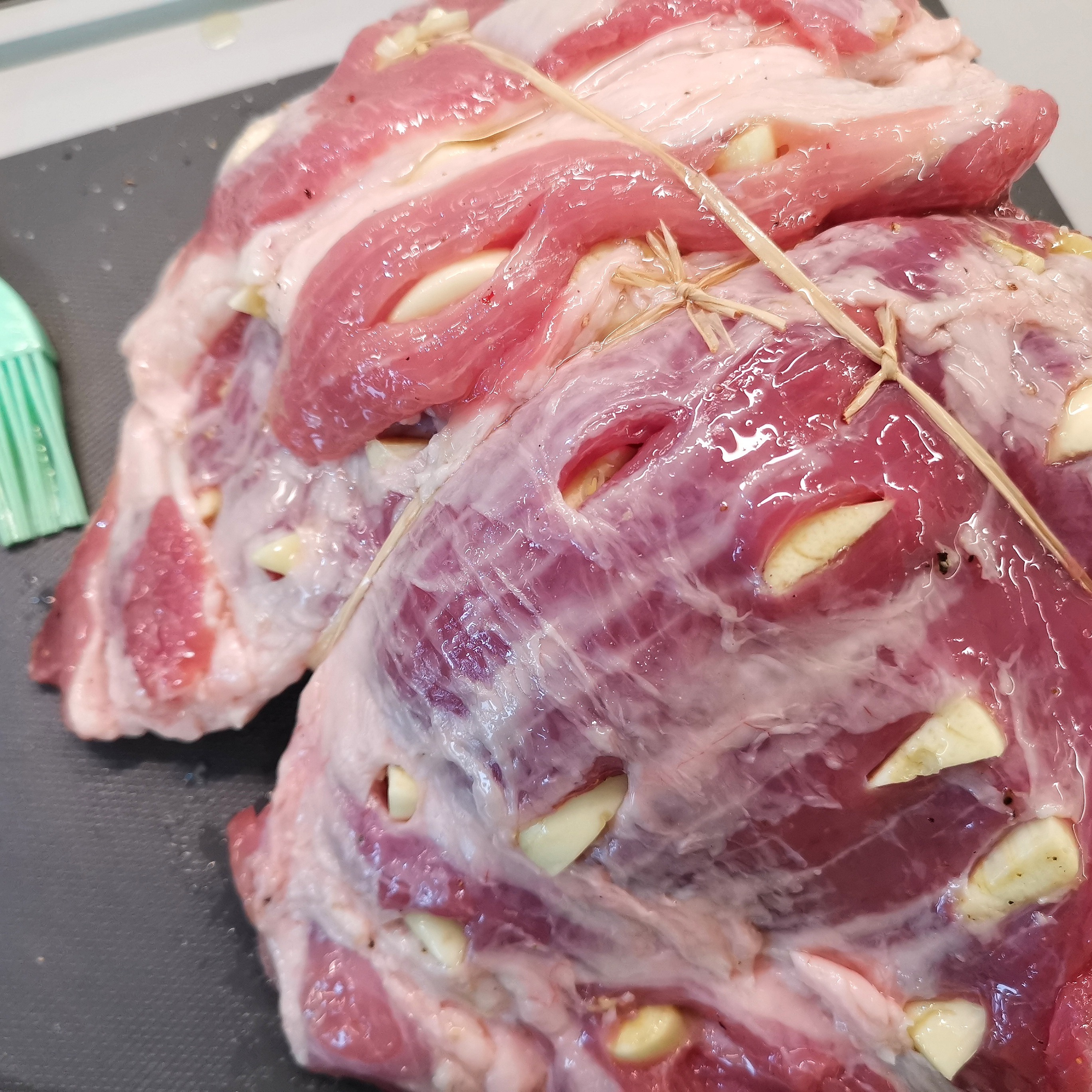 Как приготовить свинину, запеченную в рукаве с начинкой из хрена