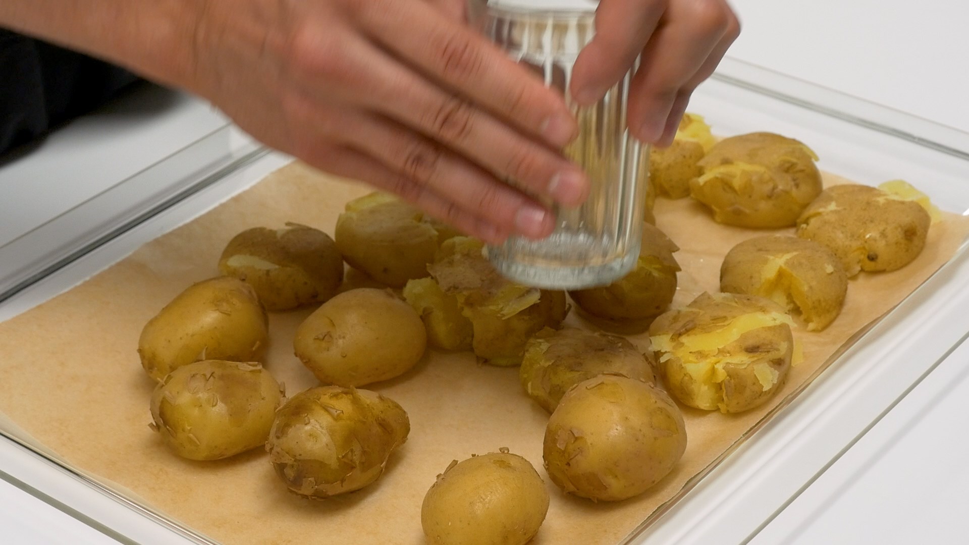 Молодая картошка, запеченная в духовке с чесноком