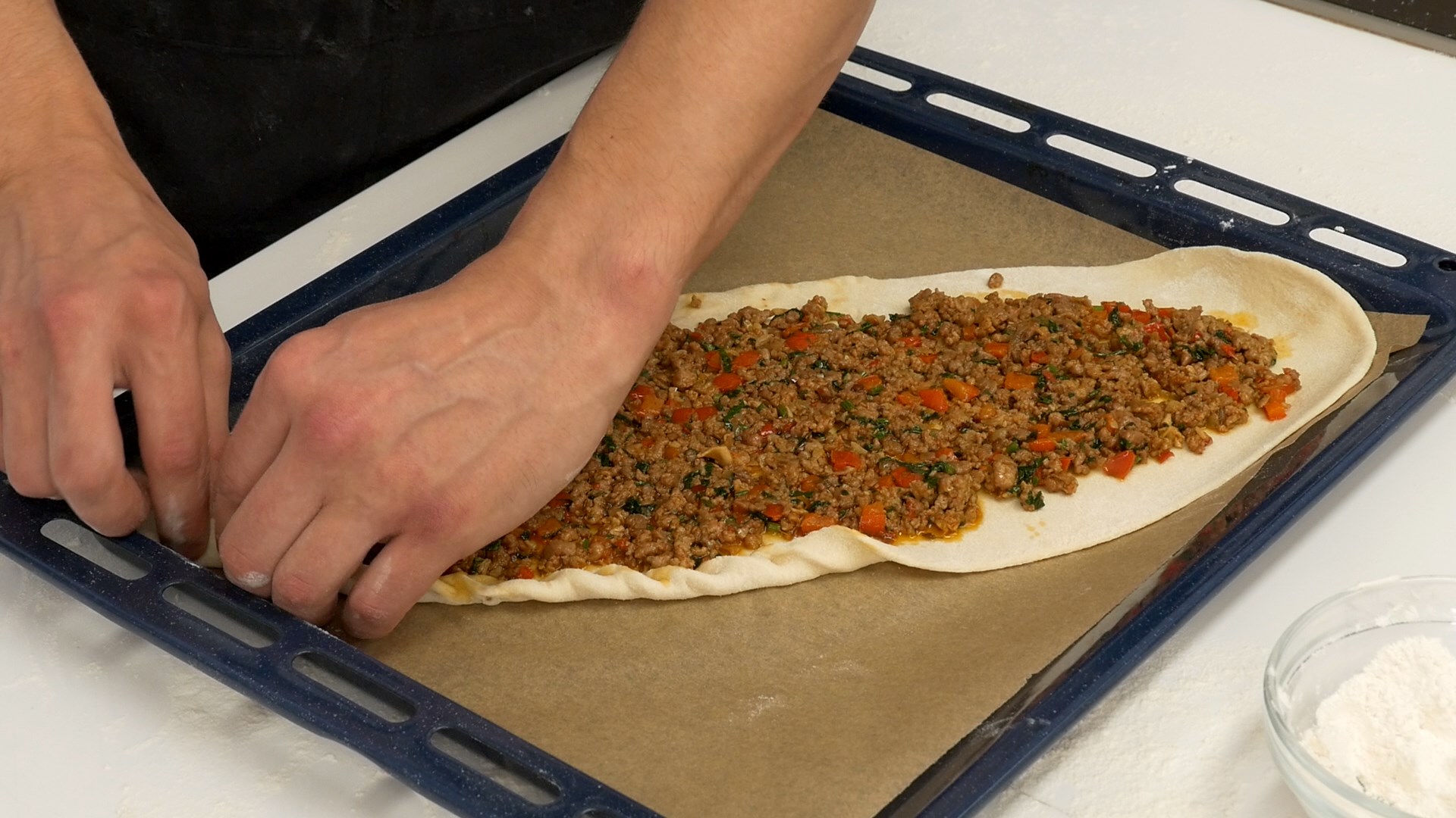 турецкая пицца с фаршем и помидорами в духовке фото 1