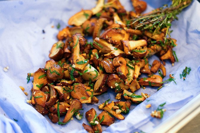 Картофель жареный с грибами и шкварками
