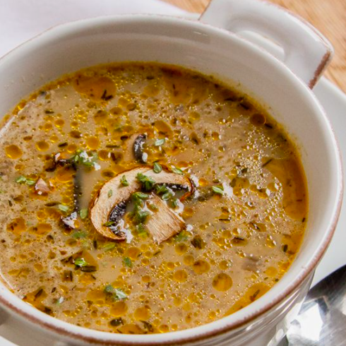 Грибной суп на бульоне из индейки с чесноком и зеленью