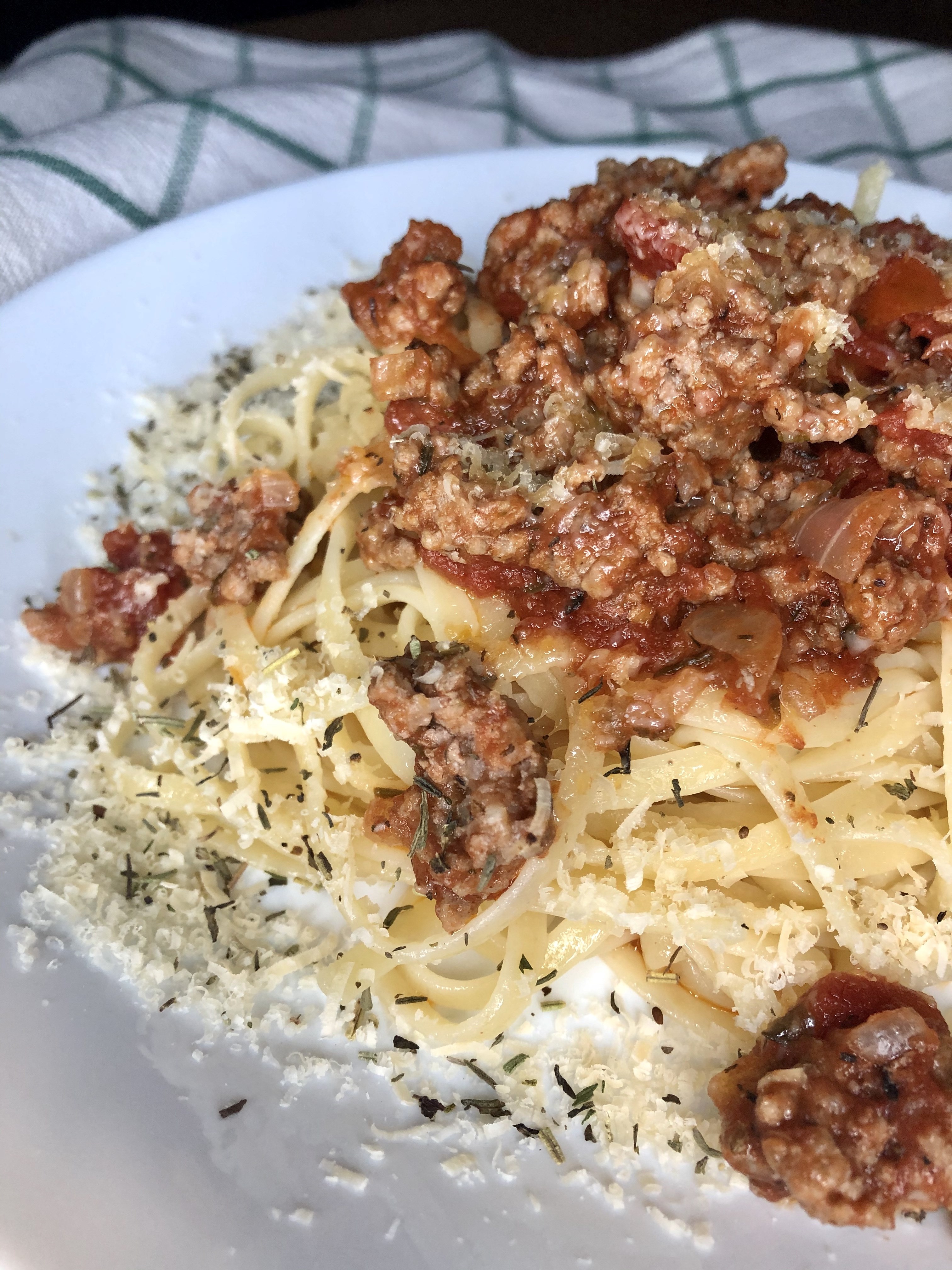 спагетти с фаршем в томатном соусе на сковороде рецепт с сыром | Дзен