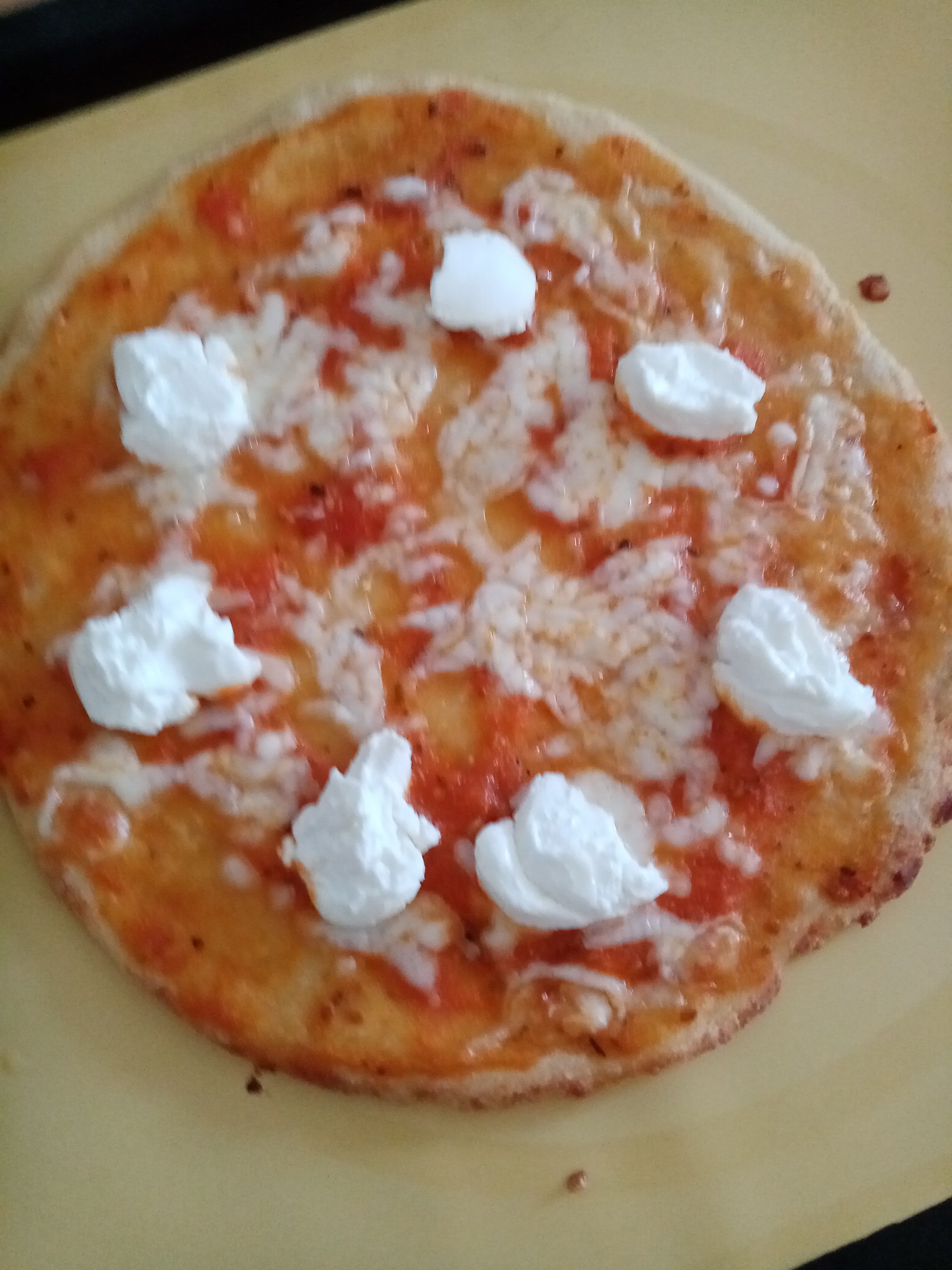 Безглютеновая пицца с томатным соусом