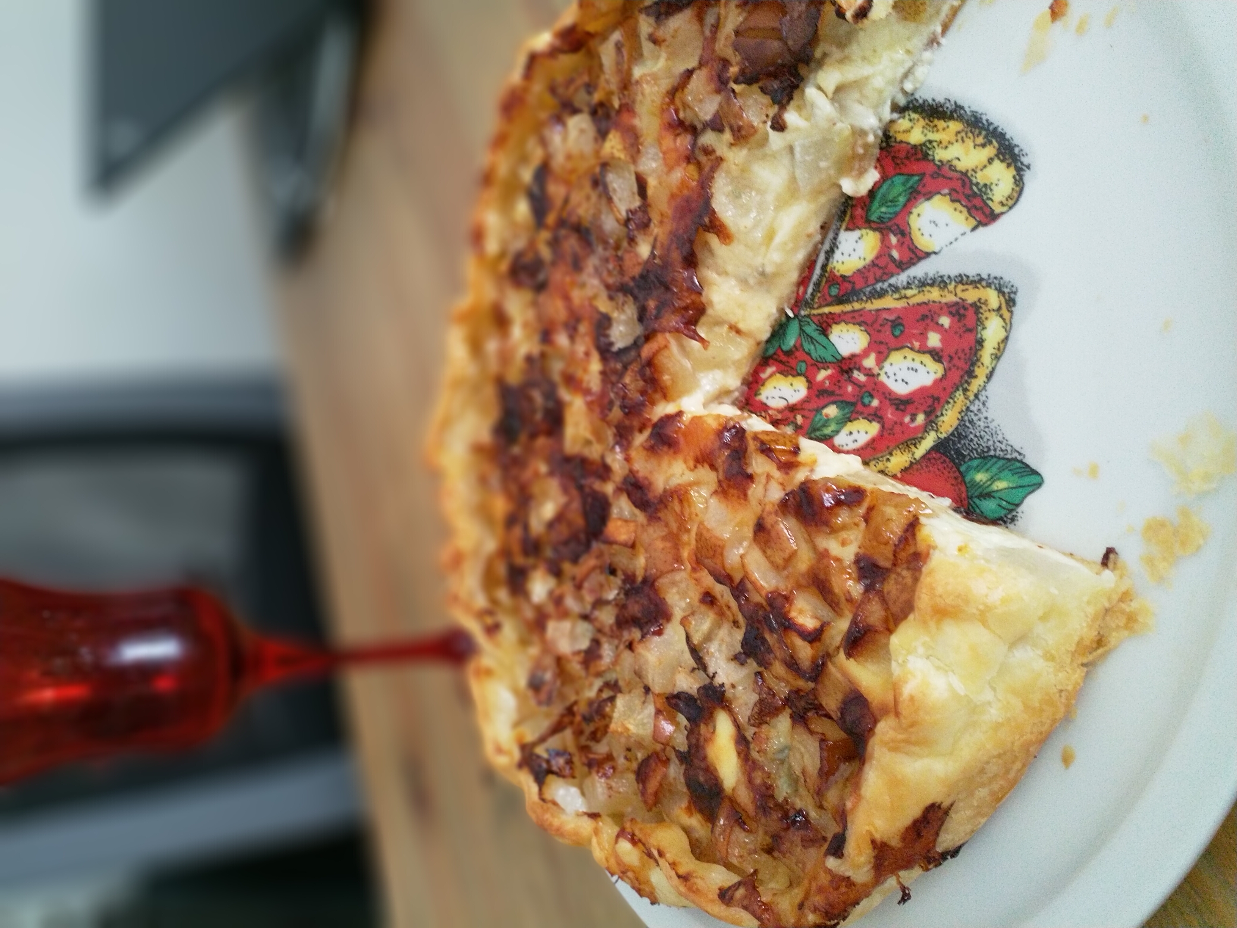 Пирог с кремом, горгонзолой и грушей