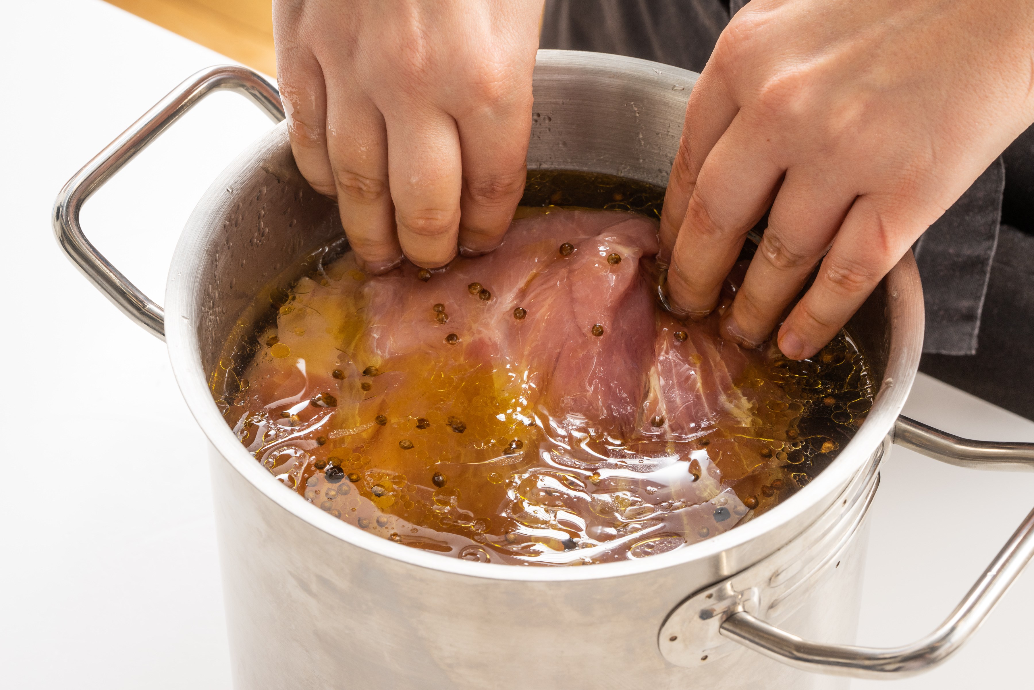 Запеченная буженина с яблоком и сухофруктами в апельсиновой глазури