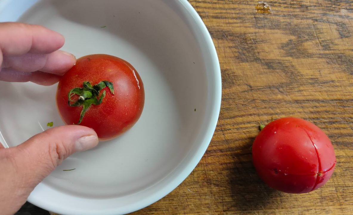 Домашние котлеты с луком и помидорами