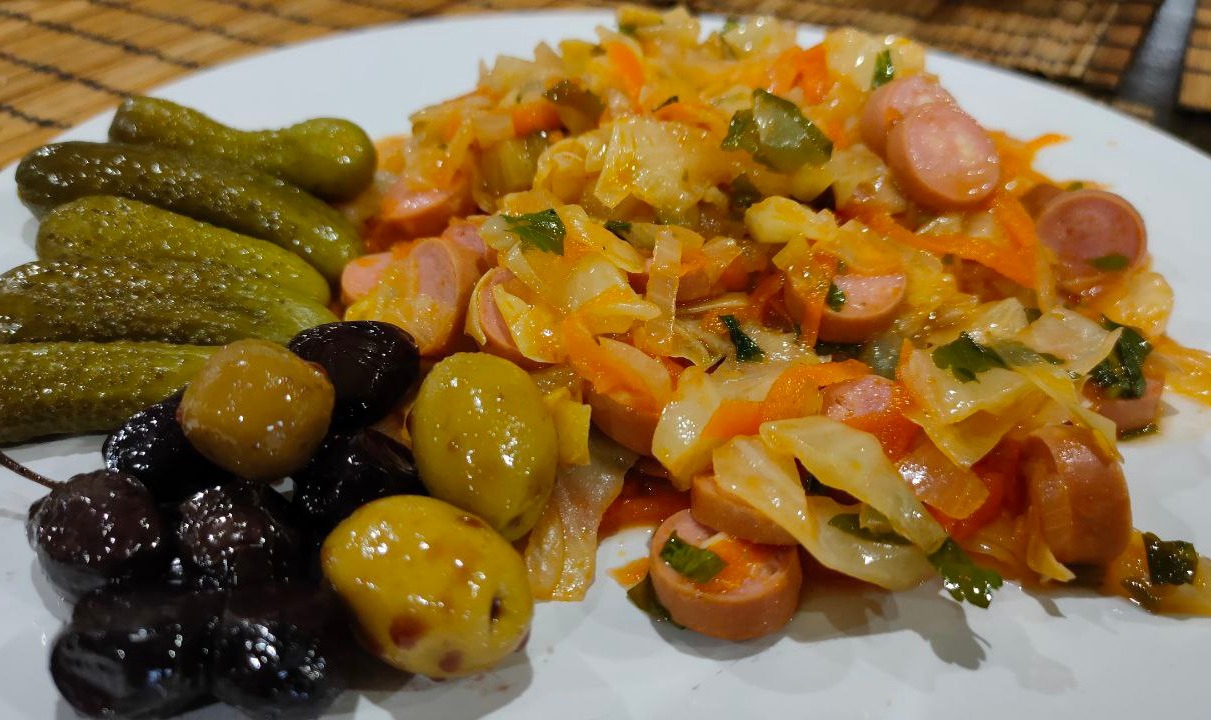 Солянка с тремя видами колбасы, свининой и с маслинами – пошаговый рецепт приготовления с фото