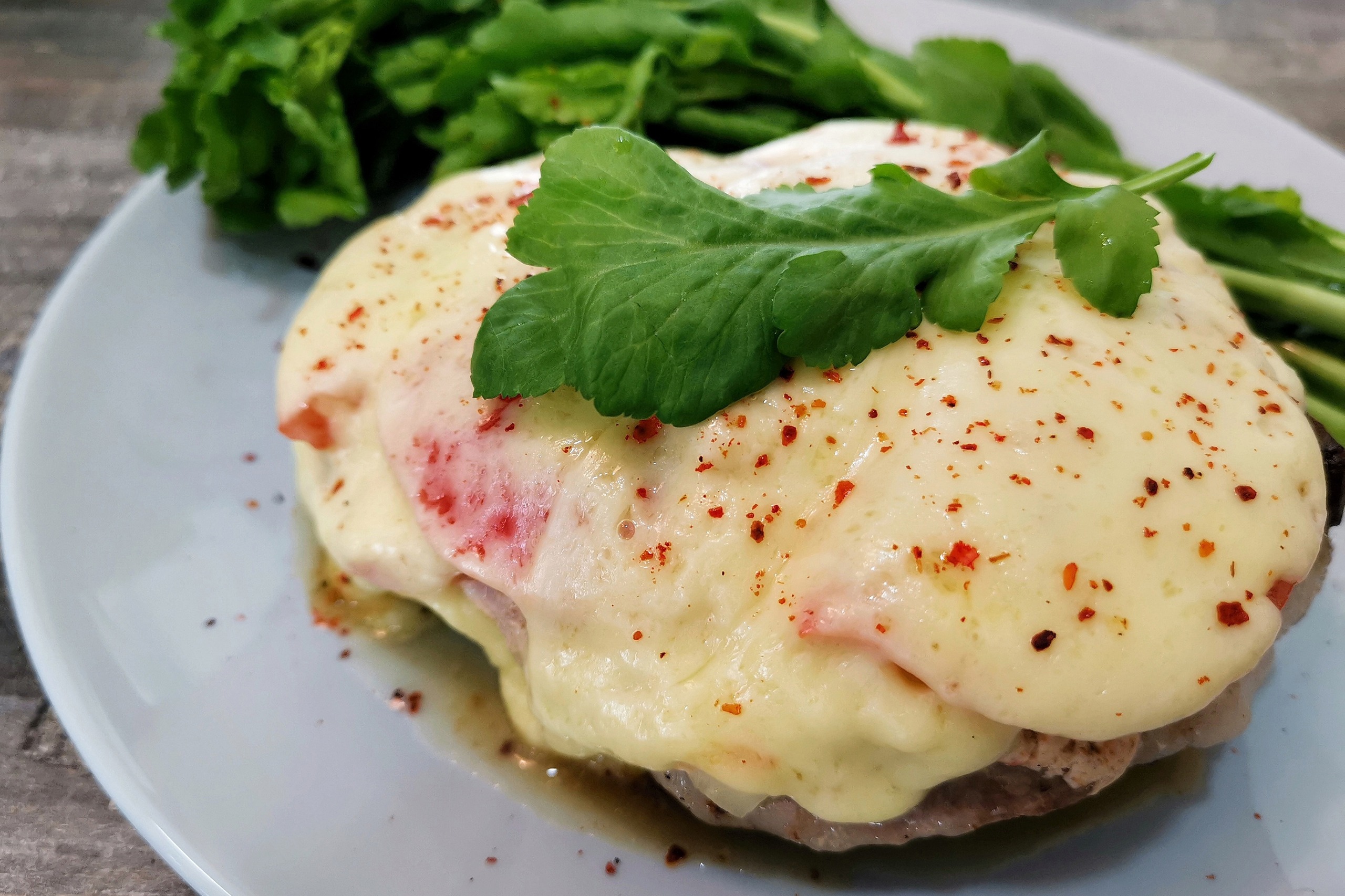 Мясо по-французски с луком и помидорами