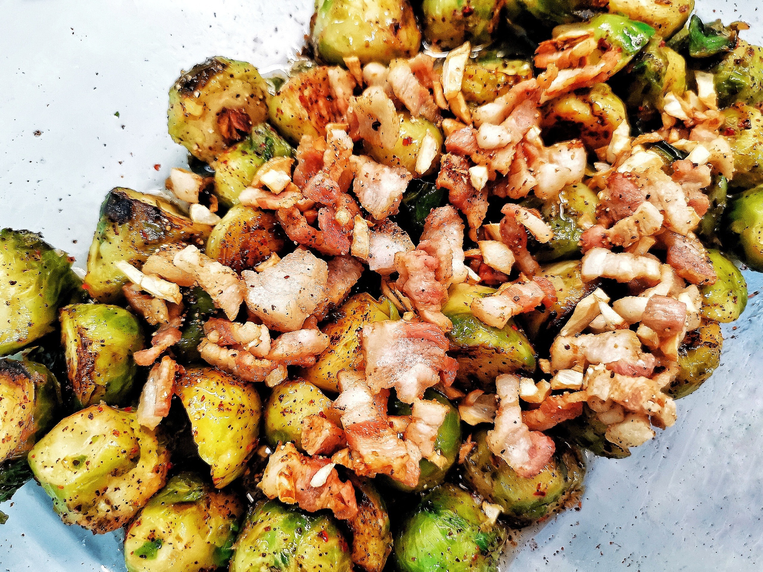Брюссельская капуста со шкварками и сыром