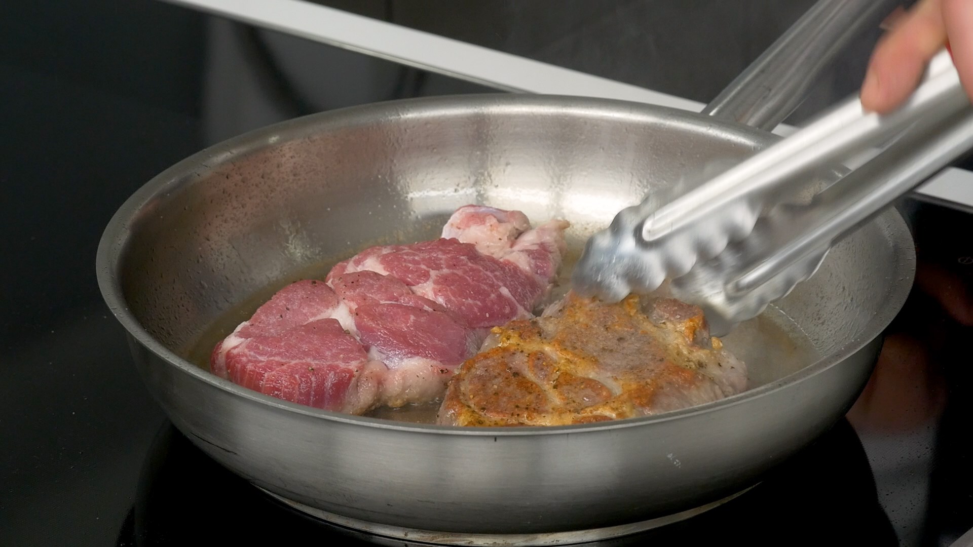 Стейки из свинины с луком на сковороде рецепт – Европейская кухня: Основные блюда. «Еда»