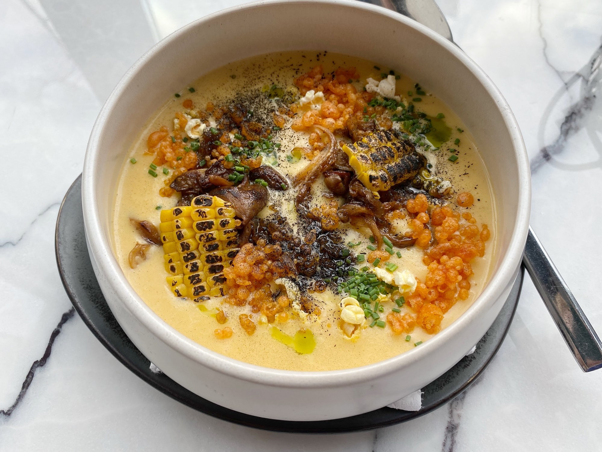Кукурузный крем-суп с жареными вешенками