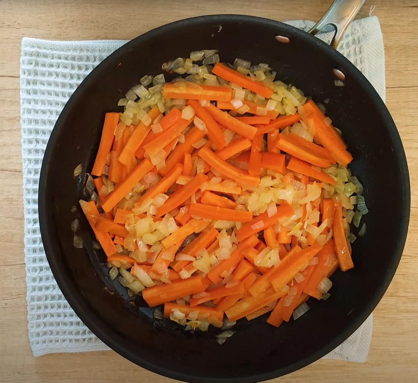 Плов с уткой в мультиварке. Рис с луком и морковью в мультиварке