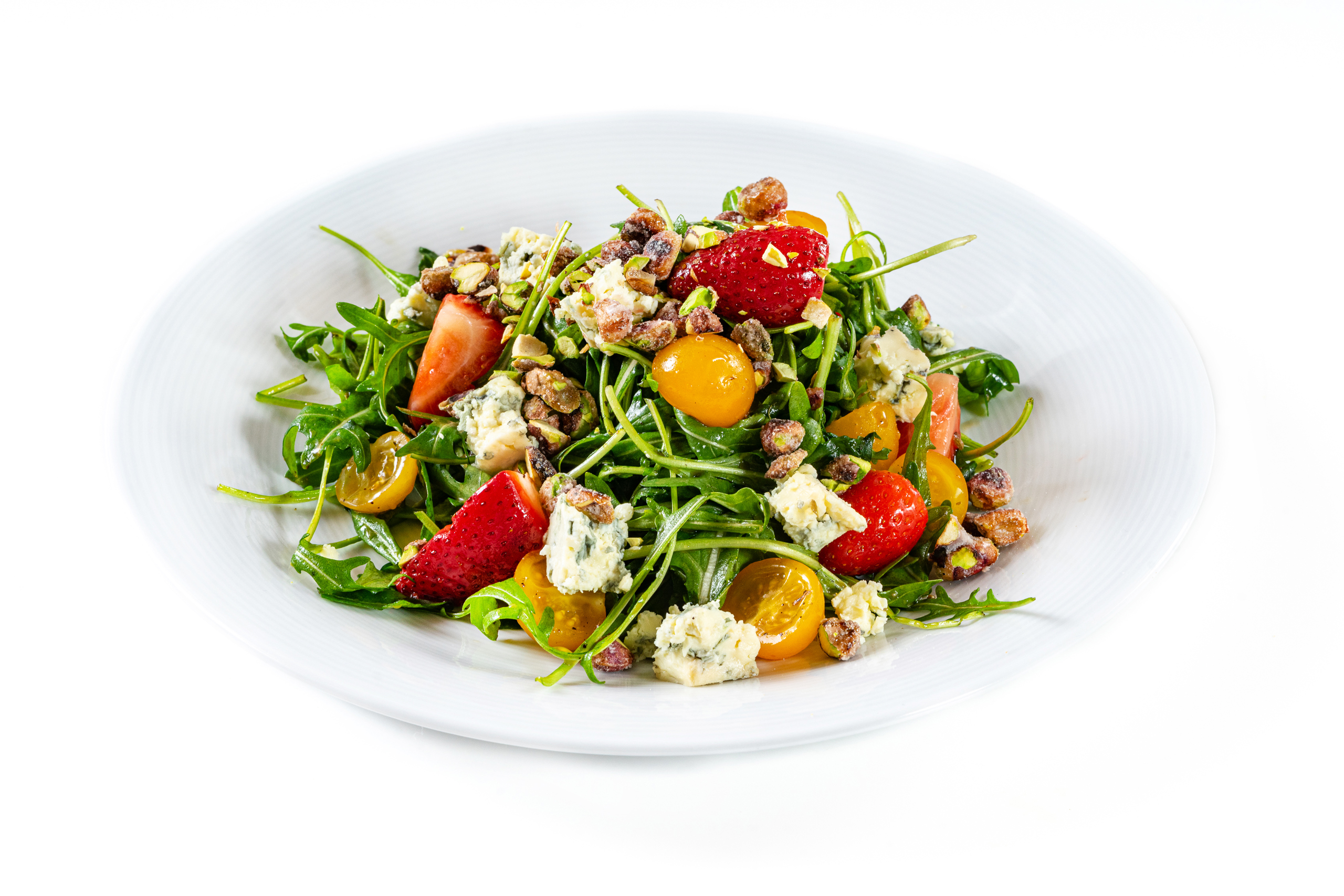 Салат с клубникой и фисташками