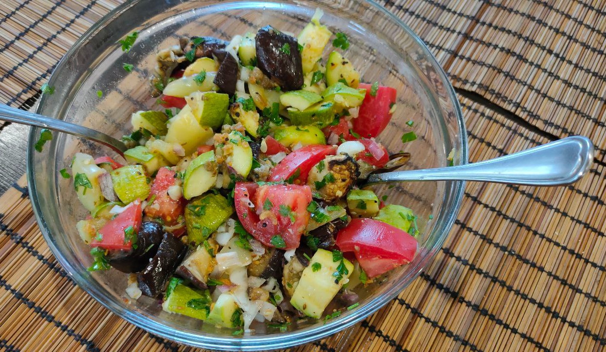 Теплый салат из печеных и свежих овощей