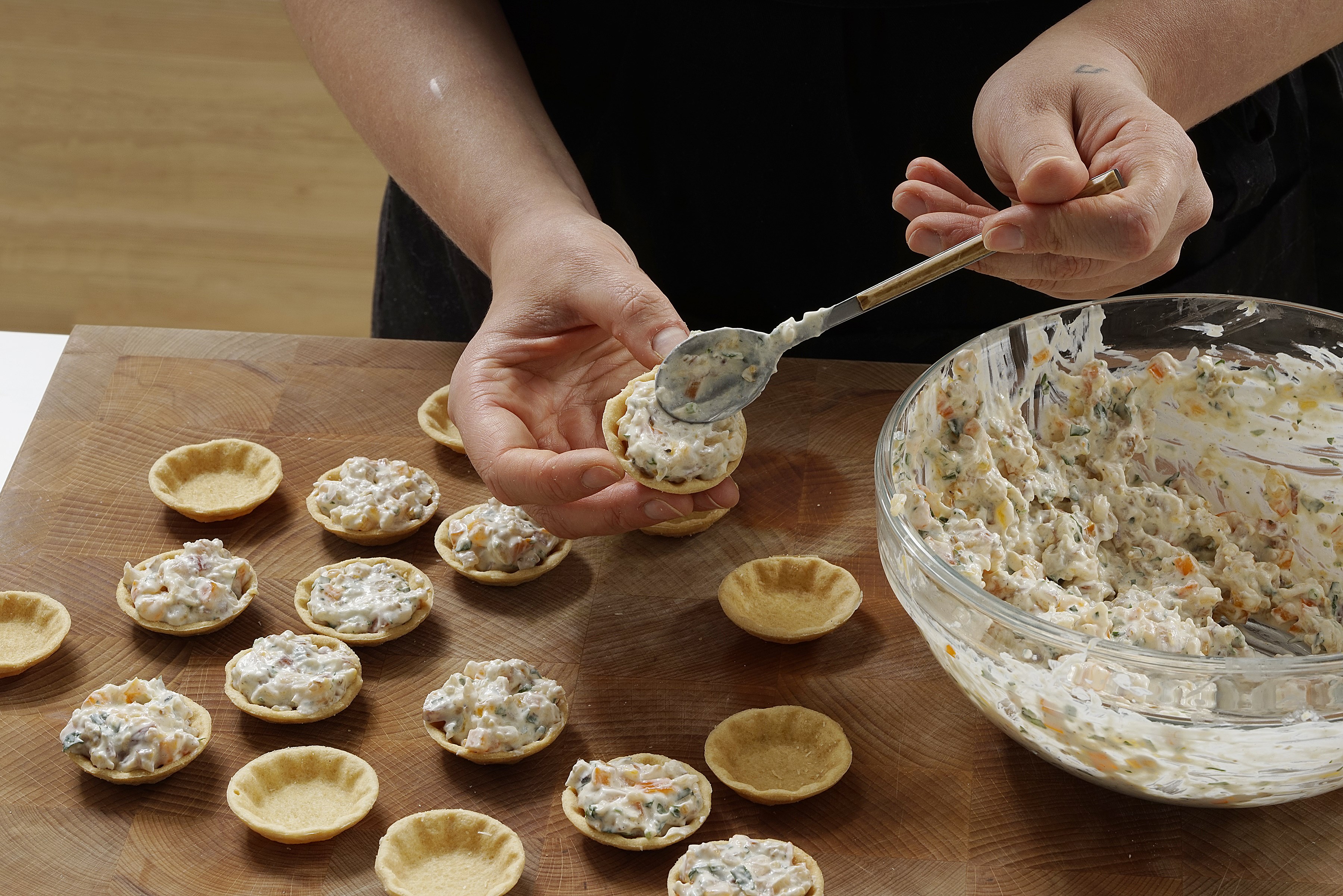 Тарталетки с хурмой и копченой курицей