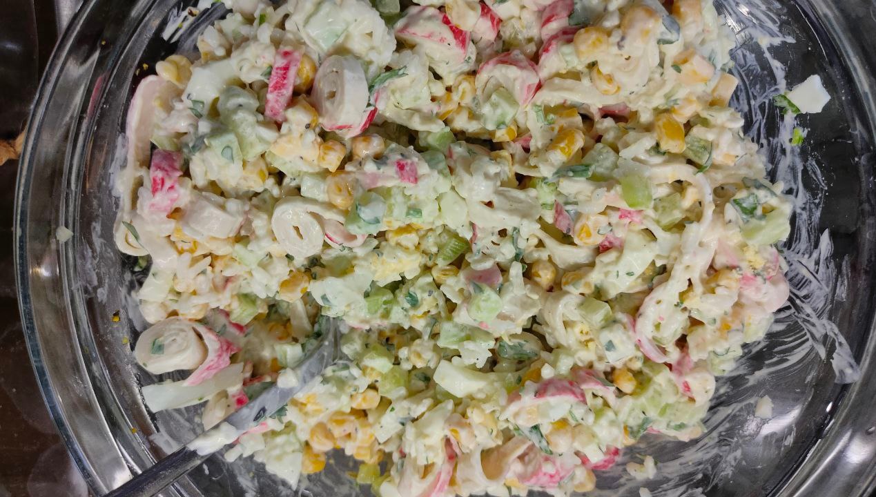 Крабовый салат с рисом и кукурузой — рецепт с фото | Recipe | Ethnic recipes, Food, Salads