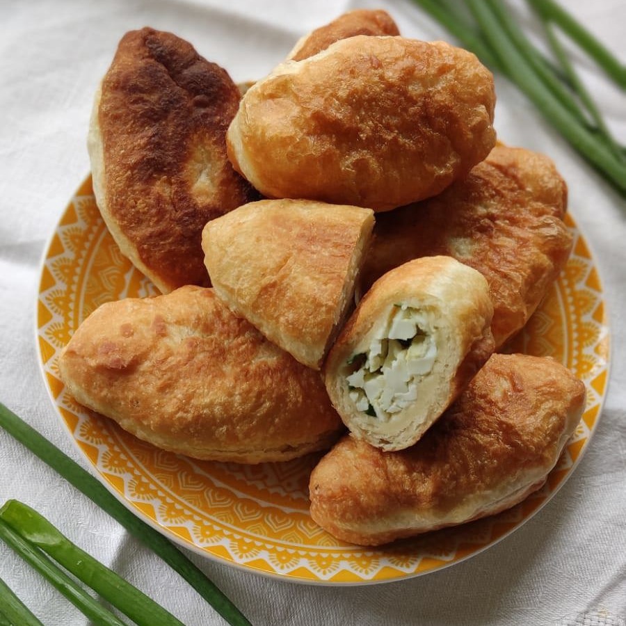 Пирожки с зеленым луком и яйцом
