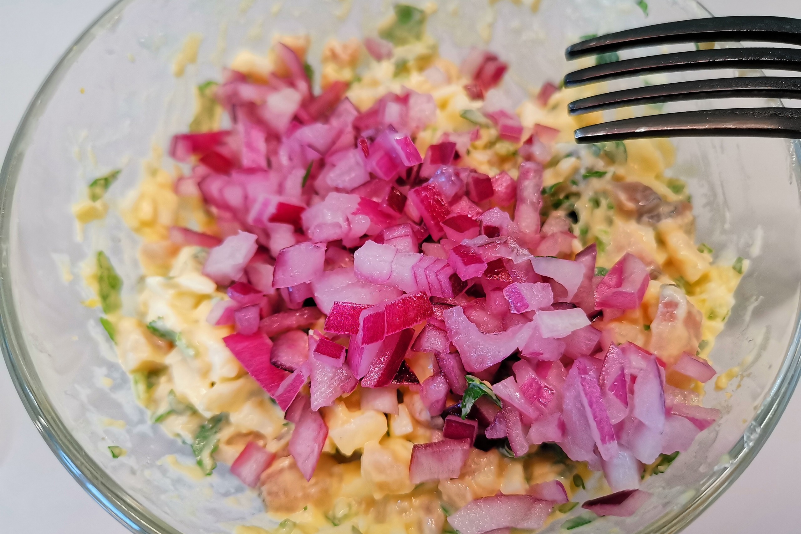 Тартар из говядины с каперсами, грибами и красным луком