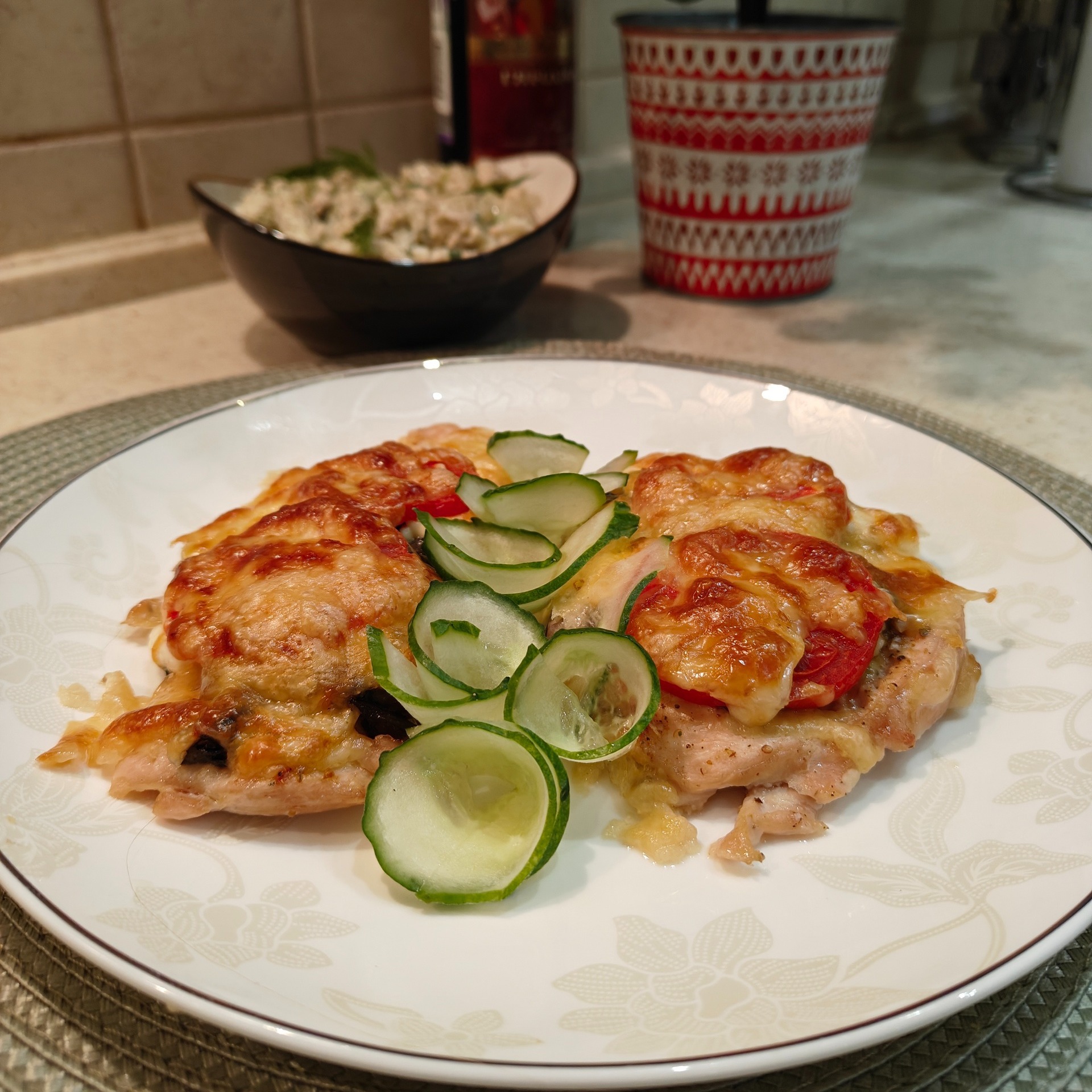 Куриное филе, запечённое в духовке с помидорами черри: рецепт - Лайфхакер