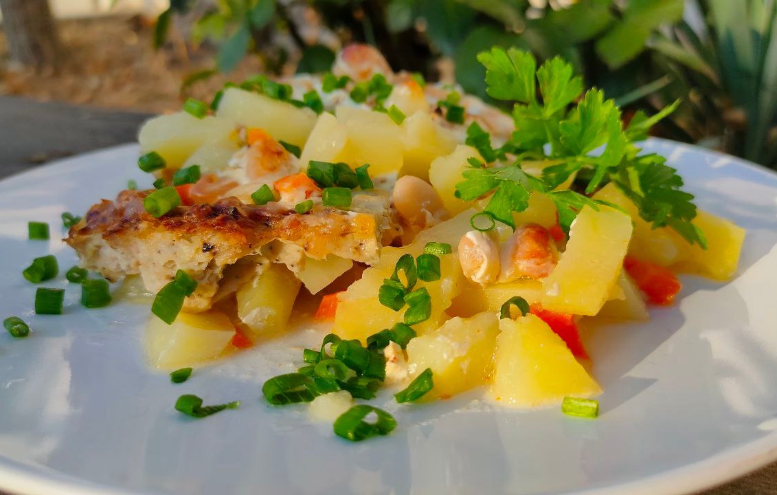 Теплый картофельный салат с фасолью и тунцом