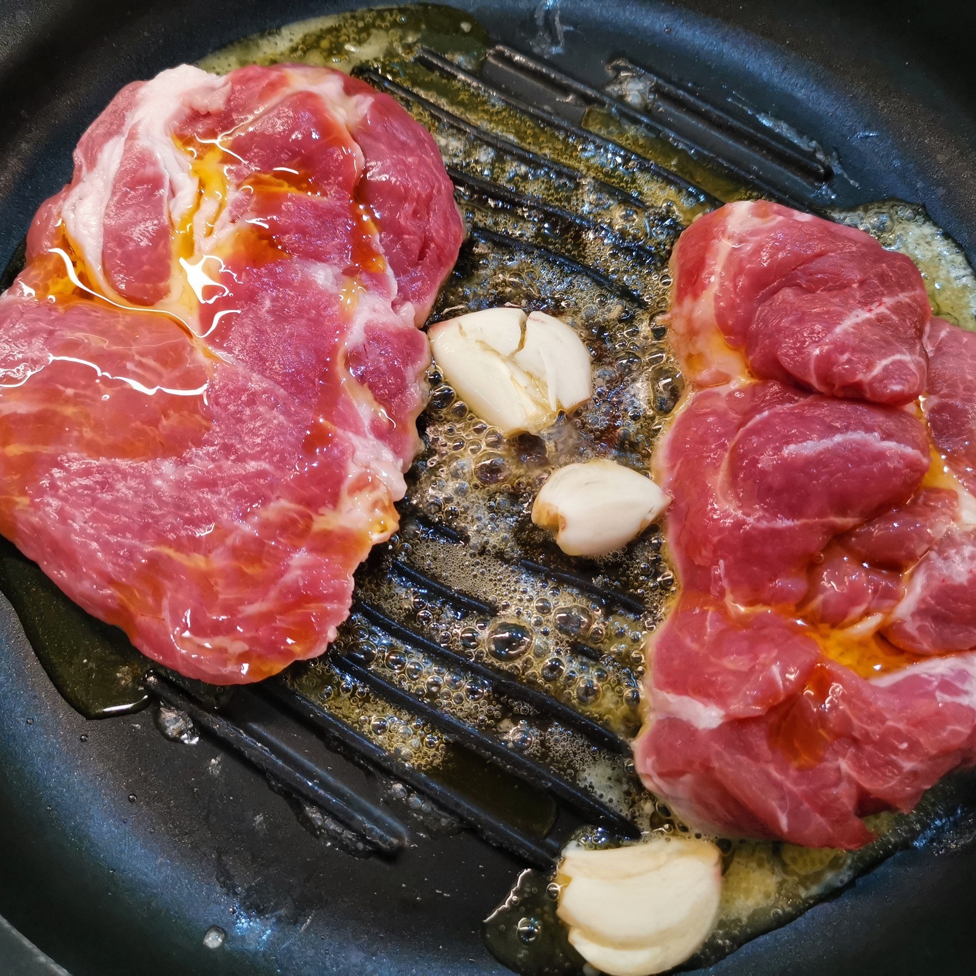 Сочный стейк из свинины на сковороде-гриль