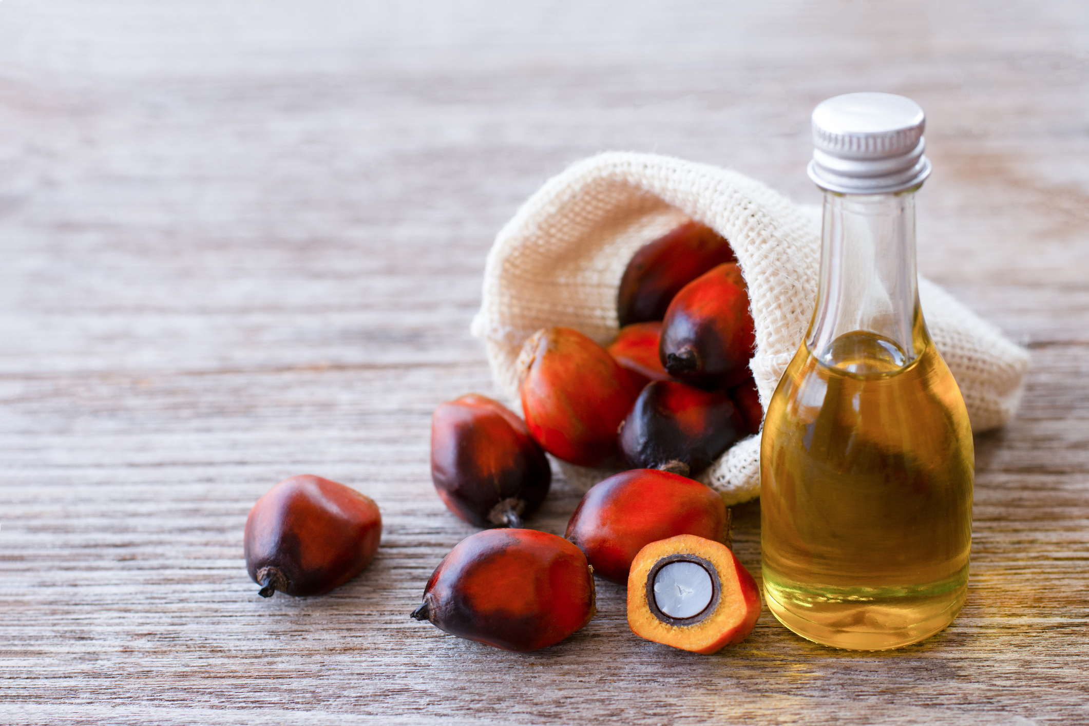 Пальмовое масло обои. Красное пальмовое масло. Пальмовое масло в древности. Пальмовое красное масло красивые фото. Масло вредное для организма