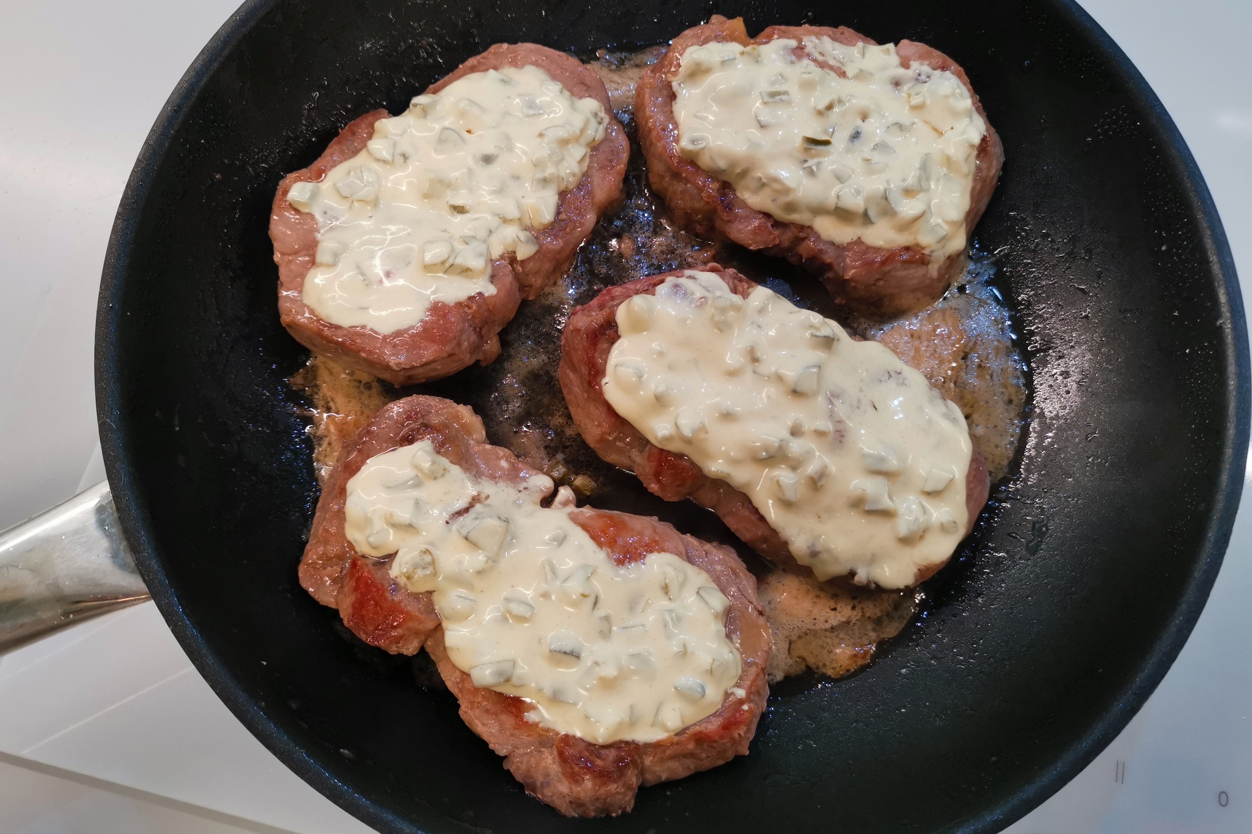 Мясо по-французски с луком и помидорами