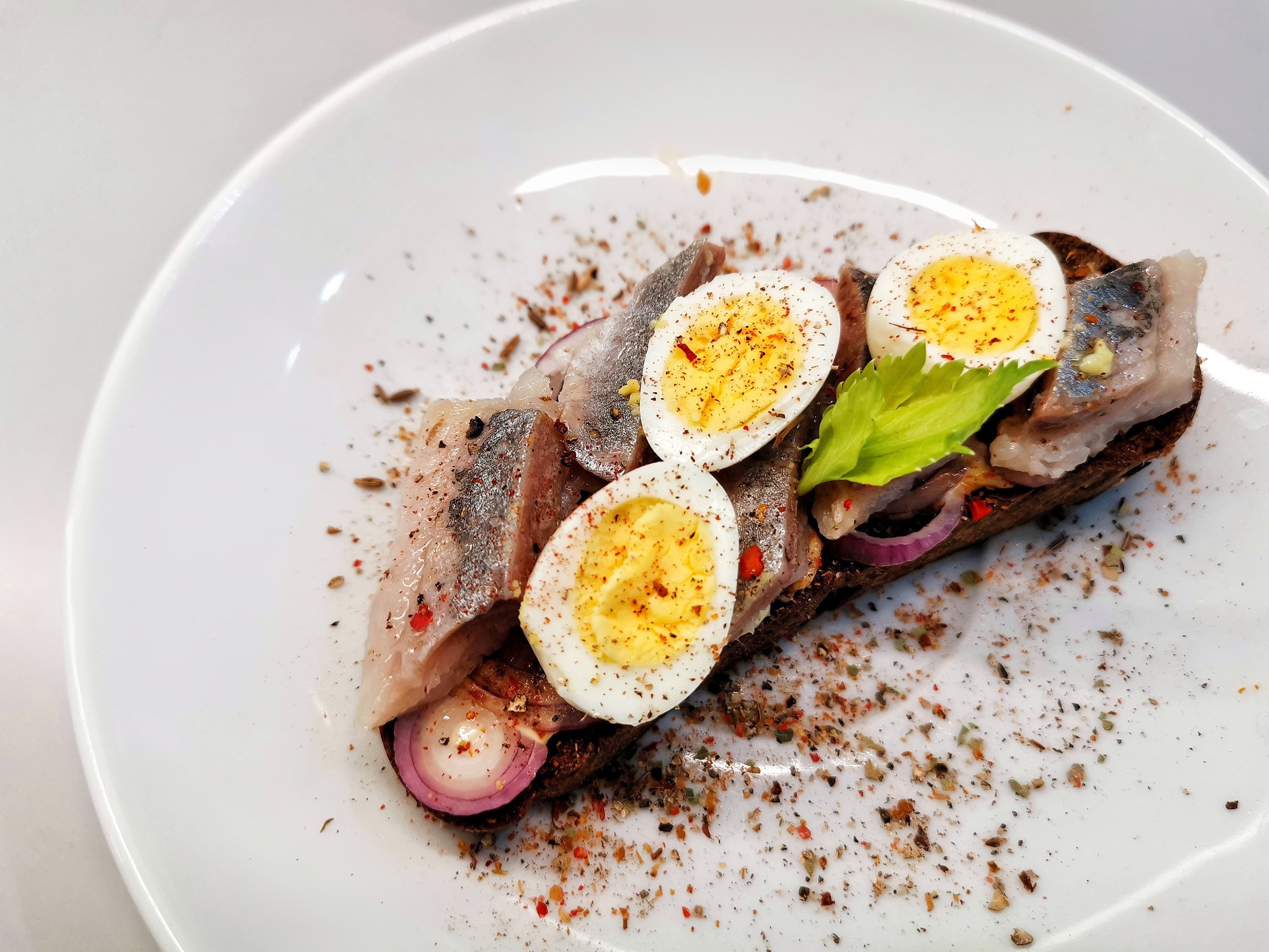 Салат с сельдью и яйцом - простой и вкусный рецепт с пошаговыми фото
