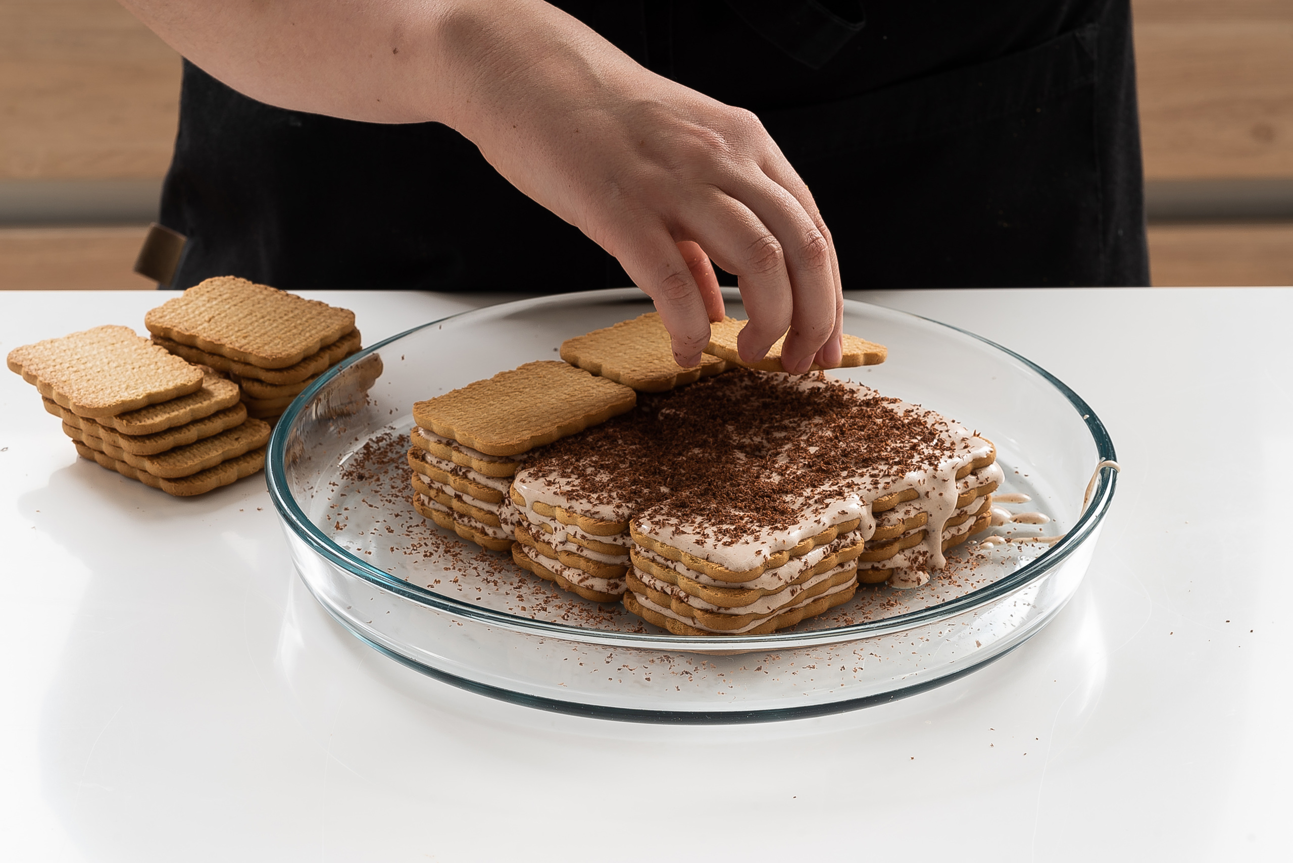 Торт из печенья без выпечки с шоколадной начинкой