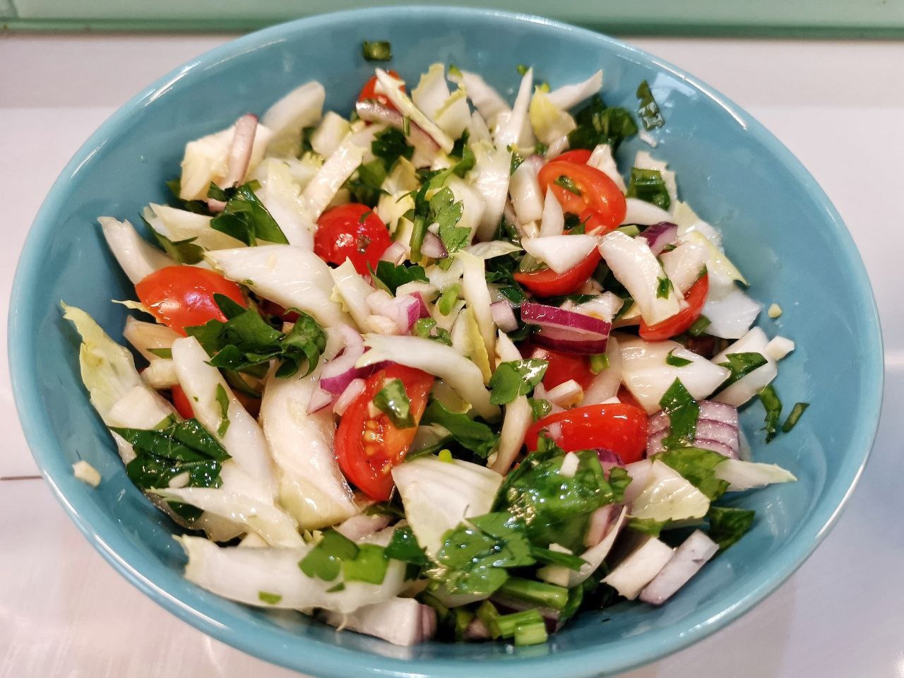 Витаминный овощной салат с щавелем