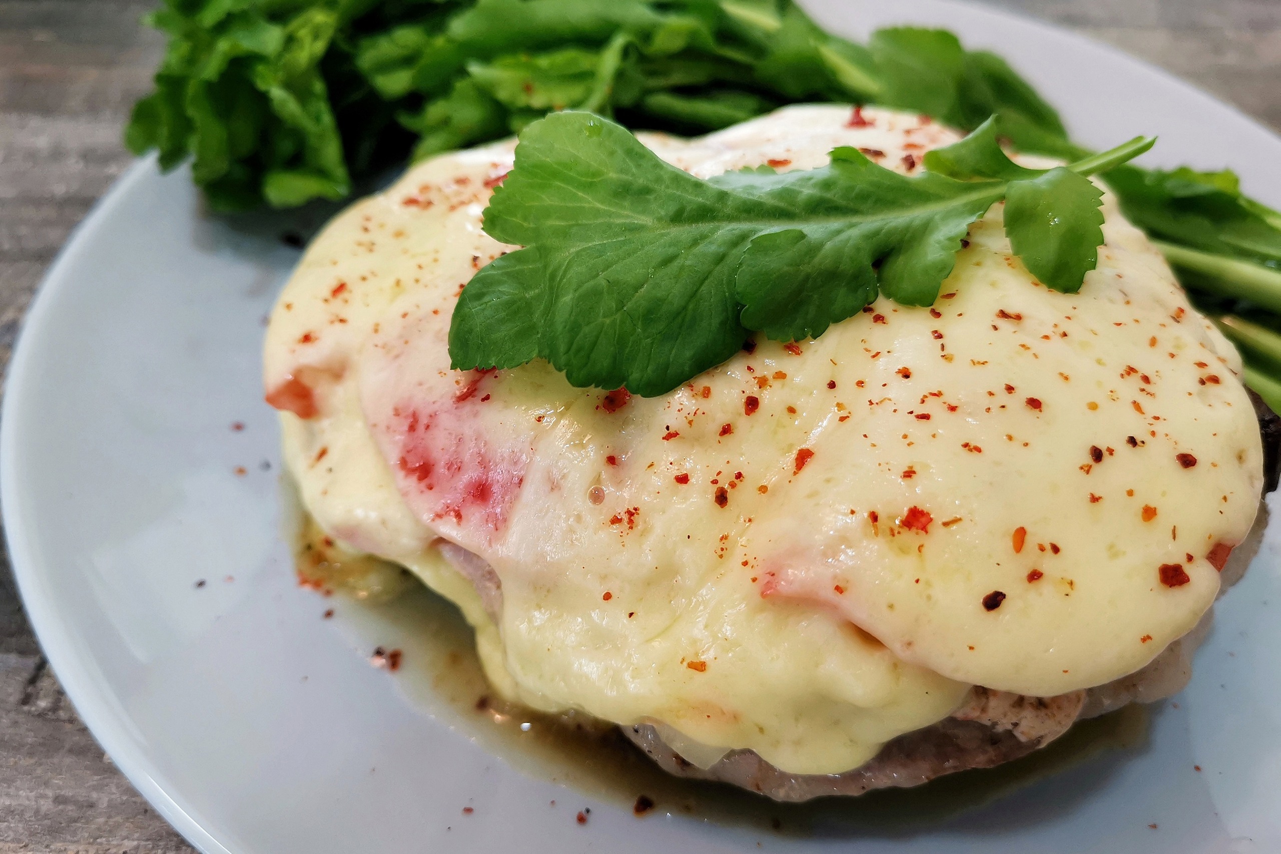 Мясо по-французски с луком и помидорами