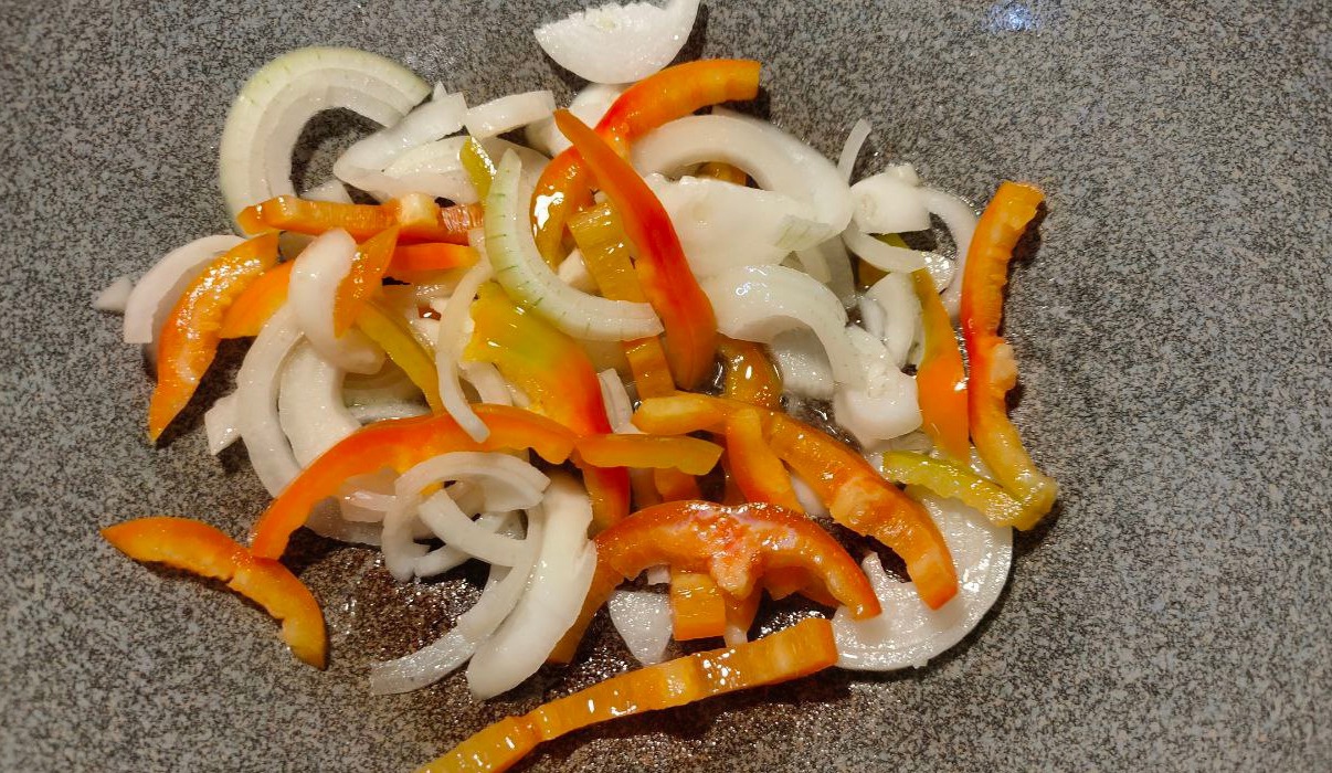 Тушёные куриные бёдра с картошкой — рецепт с фото пошагово