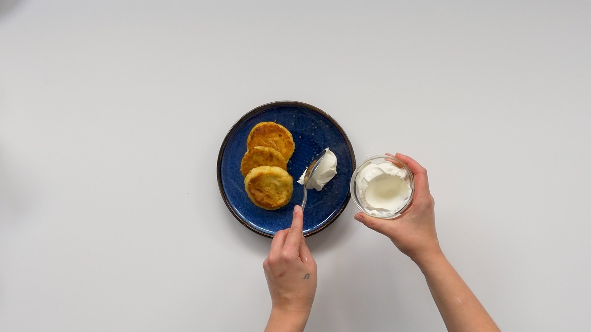 Сырники, запеченные в сметане – рецепт вкусного завтрака