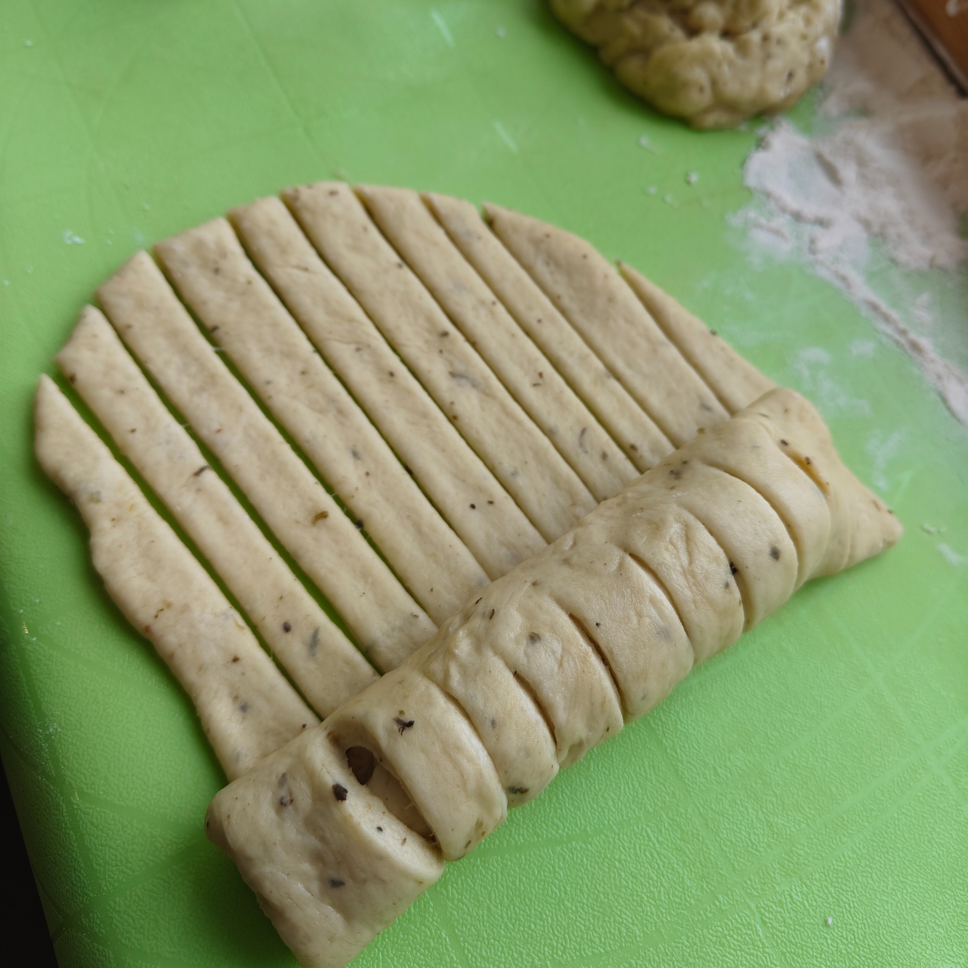 Несладкие булочки с песто и сыром