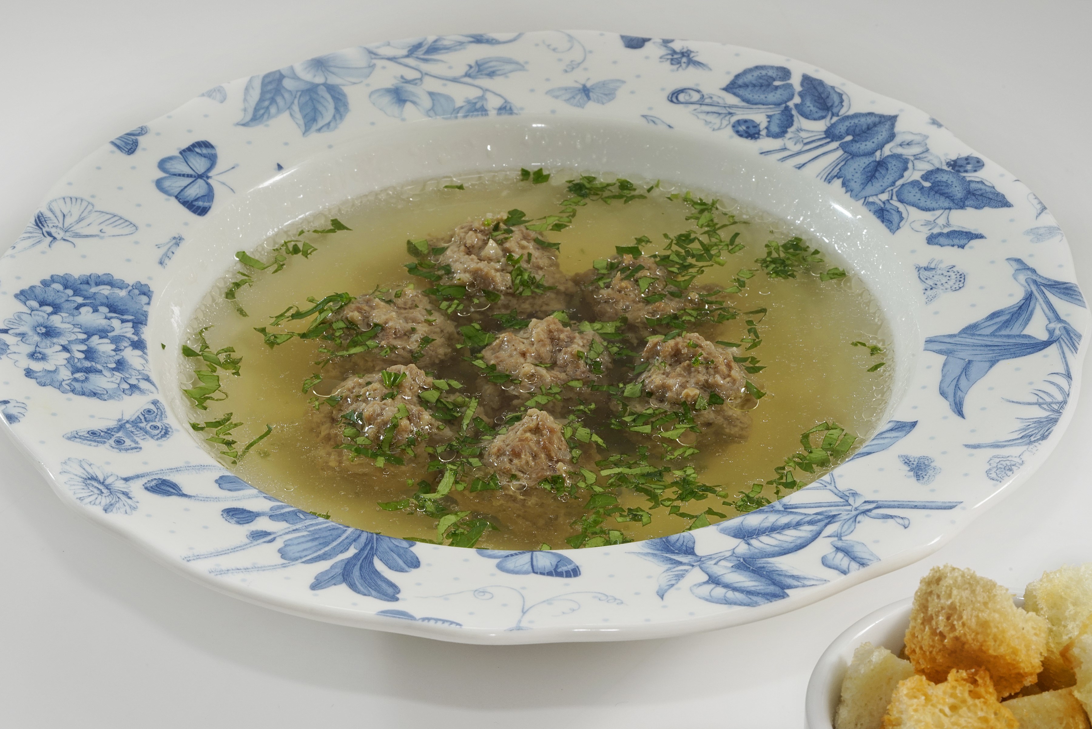 Мясной суп с клёцками из муки: рецепт - Лайфхакер