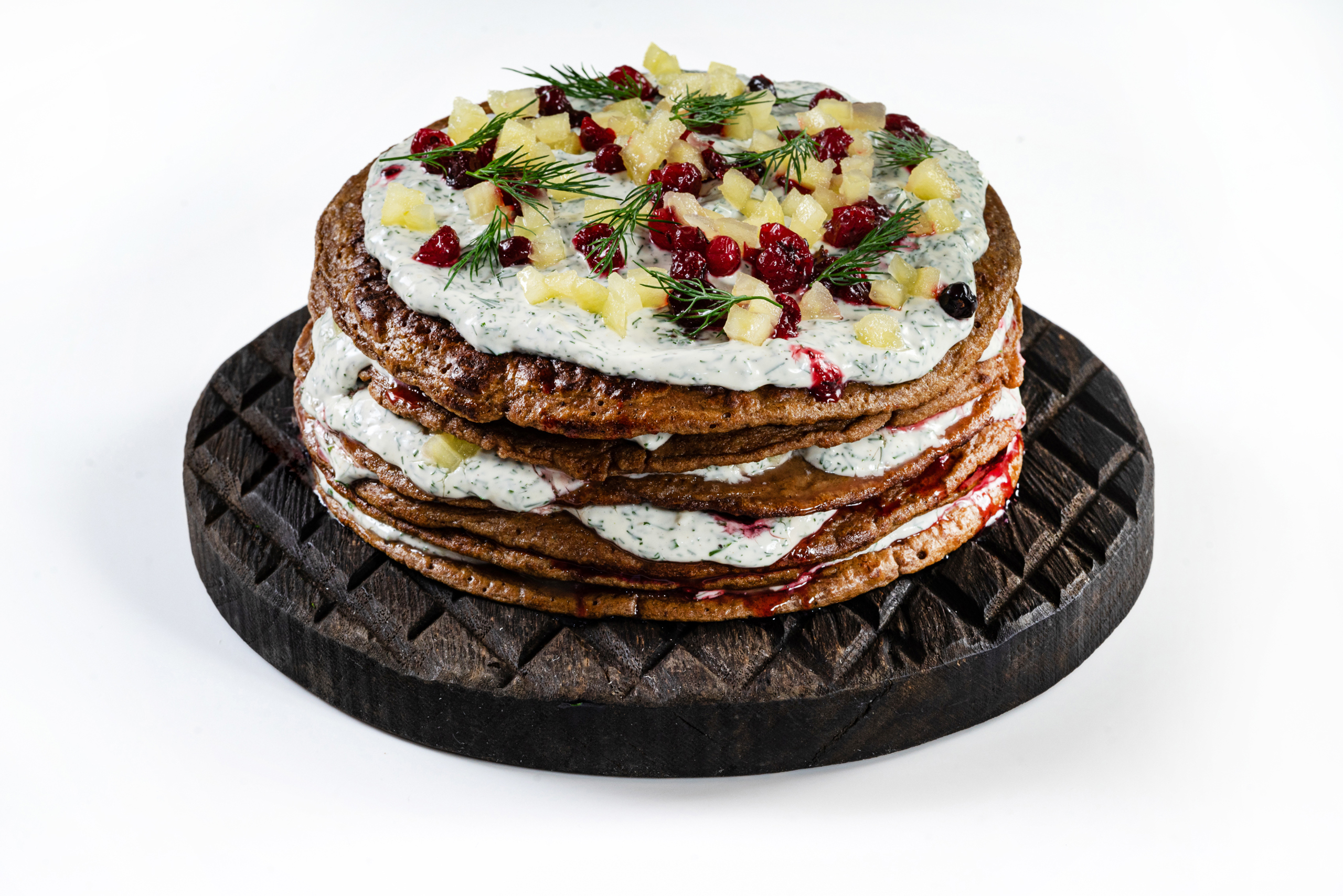 Печёночной торт с яблоком и клюквой