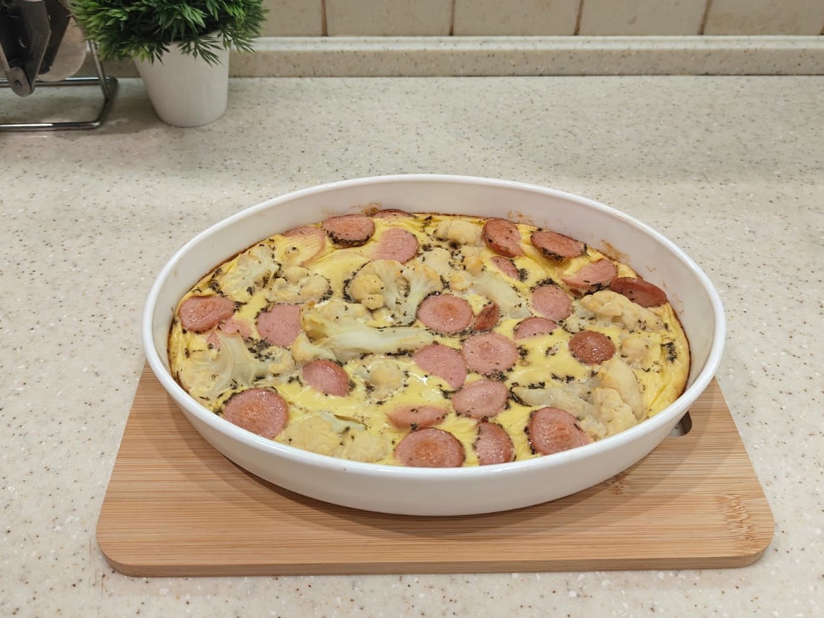Омлет в духовке с сосисками и цветной капустой
