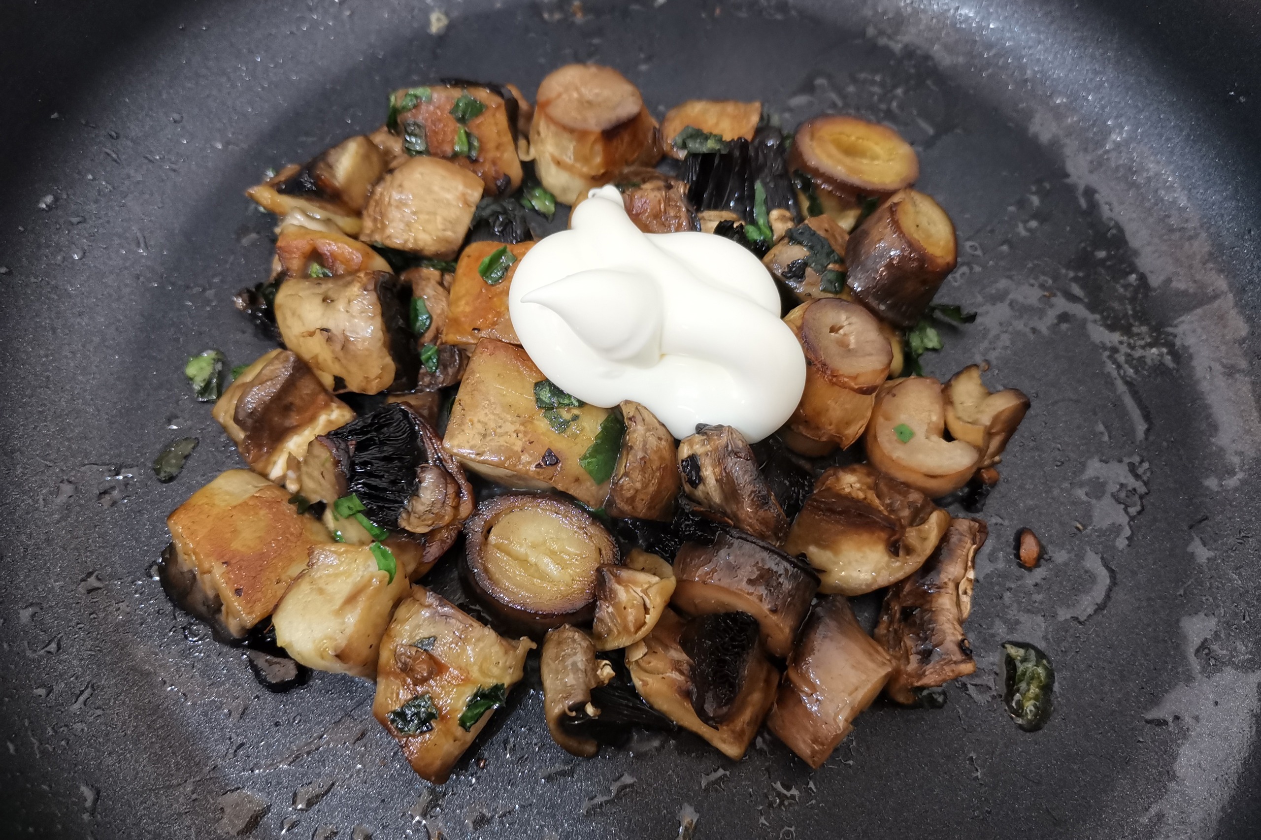 Закуска из курицы с чесноком, майонезом и грецкими орехами «Елочные шары»