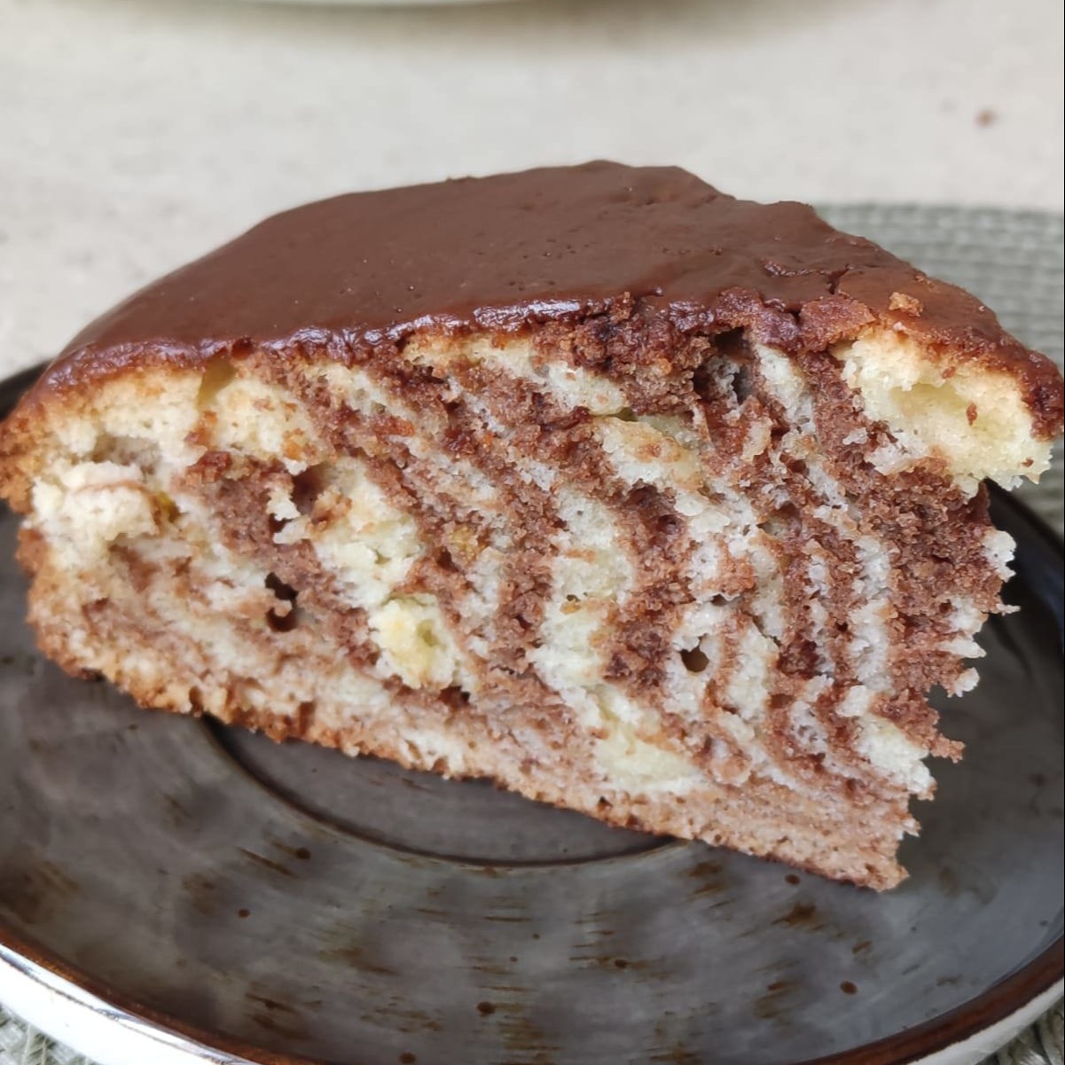 Торт «Зебра» с шоколадной глазурью и орешками