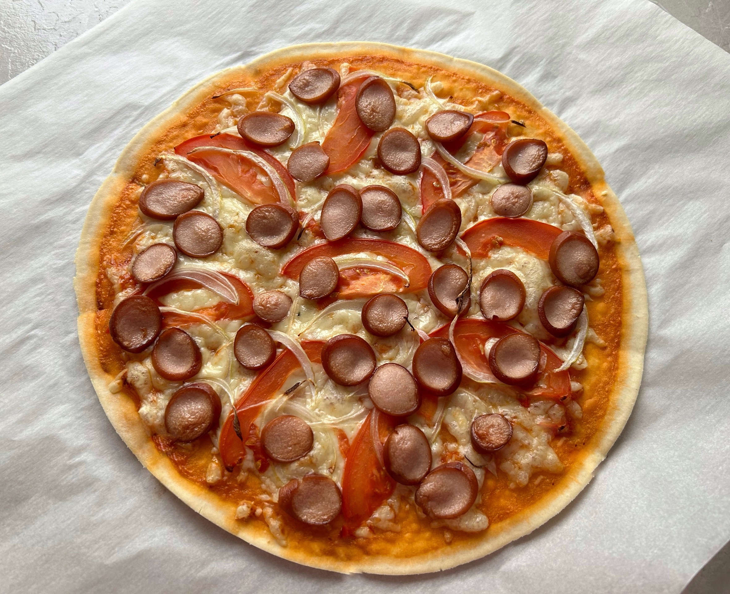 Мини пиццы в духовке с колбасой, помидорами и сыром простой рецепт пошаговый