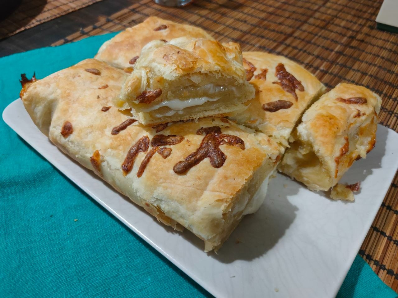 Слоеный хлеб с чесноком и сулугуни