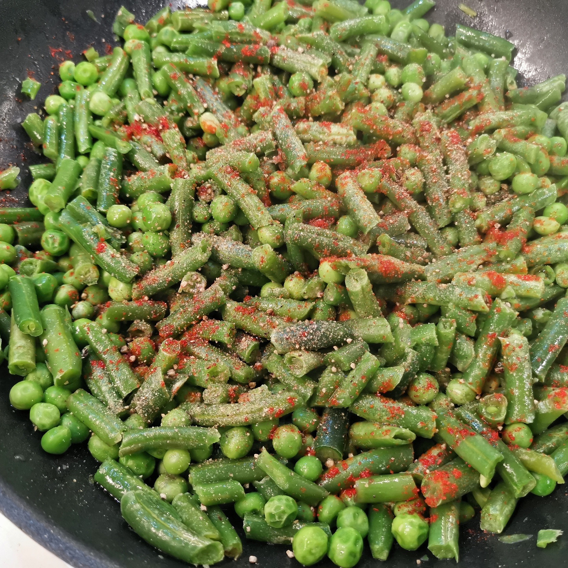 Рагу из стручковой фасоли и горошка