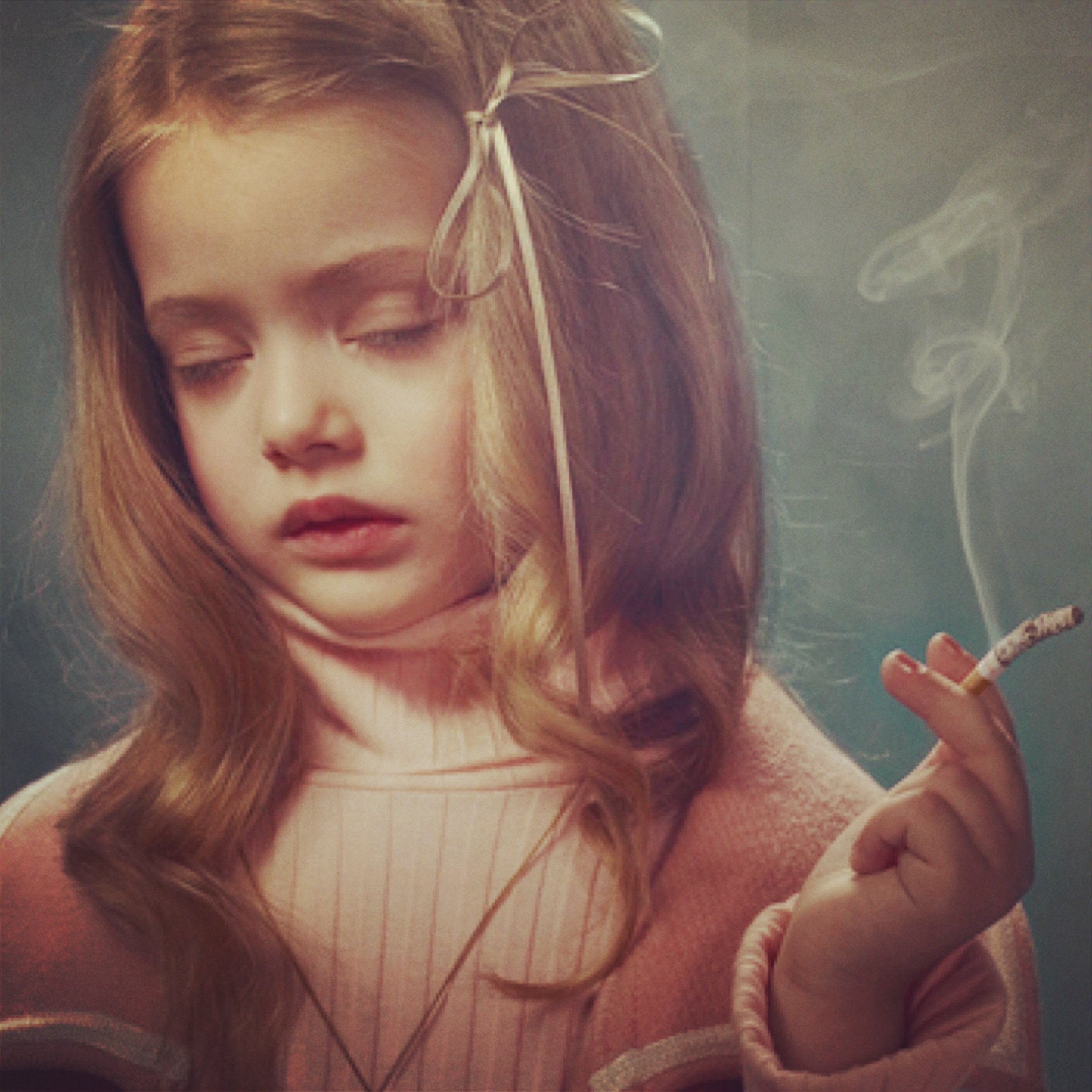 Маленькая девочка курит сигарету